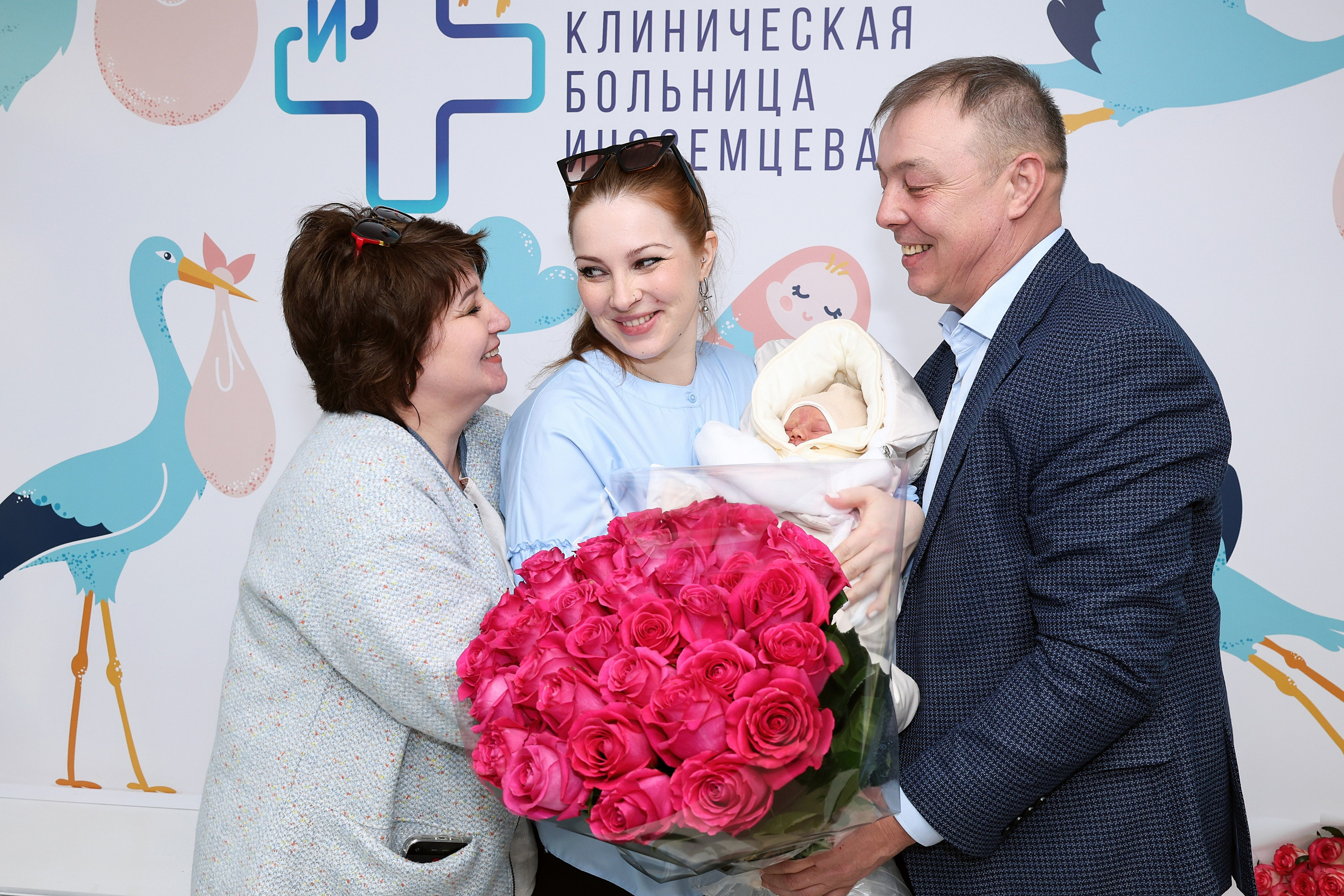 Съемка выписки из роддома Иноземцева на Фортунатовской. Фотосъемка выписки из роддома в Москве, заказать фотографа на выписку ньюборн съемка в роддоме newborn фотограф в Юдино