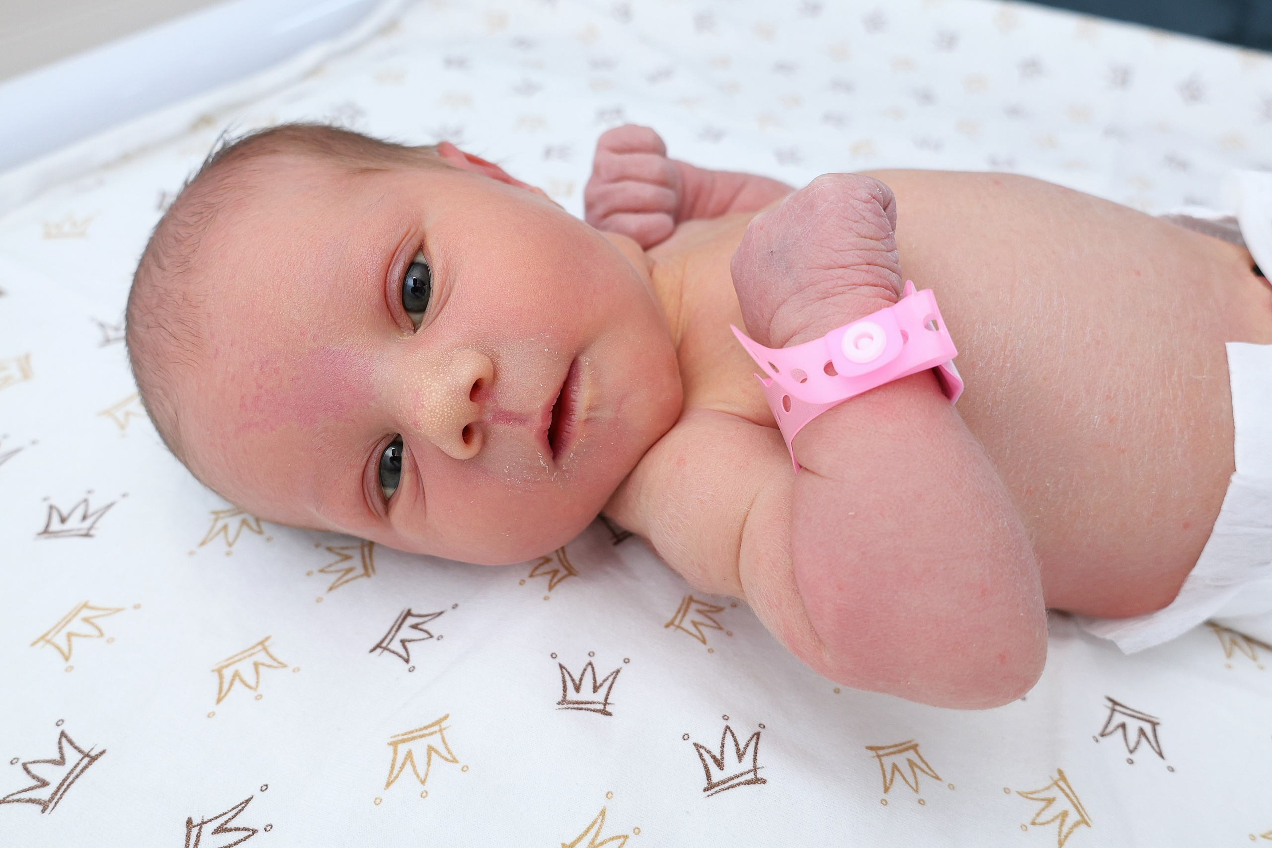 Съемка выписки из роддома Иноземцева на Фортунатовской. Фотосъемка выписки из роддома в Москве, заказать фотографа на выписку ньюборн съемка в роддоме newborn фотограф в Юдино