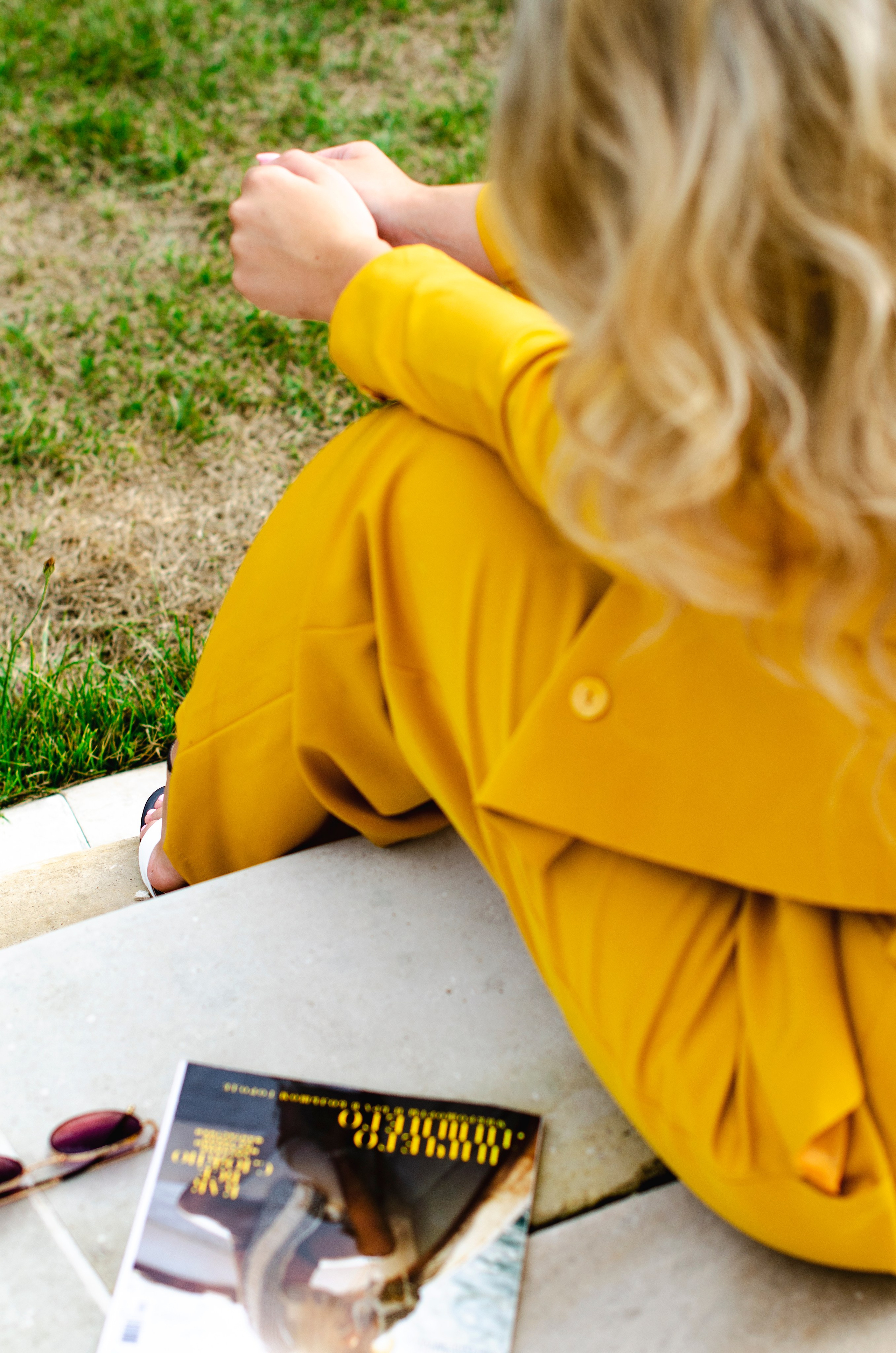 Park, woman in yellow, nature. Family, portrait, content photo in Costa Rica Evgeniya Besprozvannykh