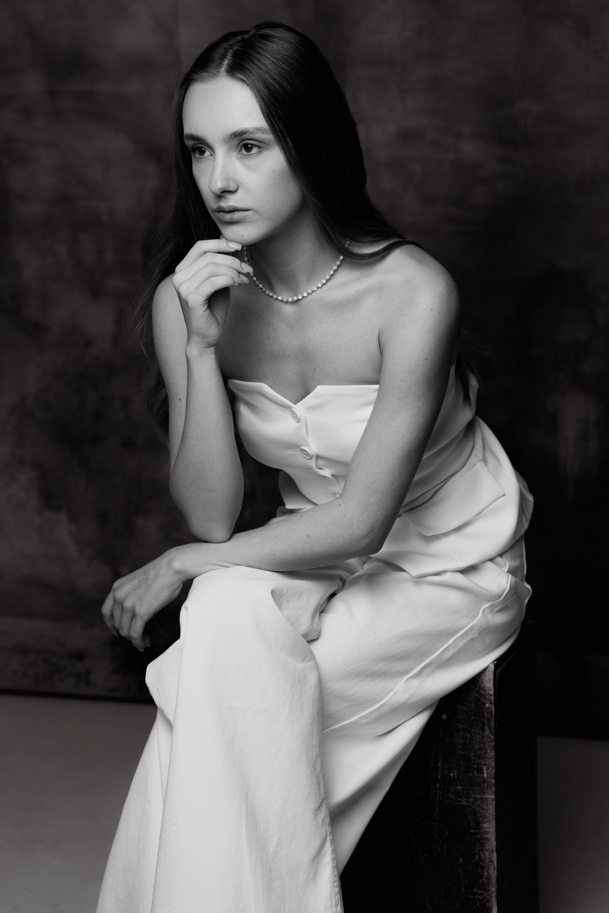 Черно-белый женский портрет, студийный женский портрет в черно-белом стиле, женский портрет в черно-белом стиле с драматичным освещением, черно-белый женский портрет в классическом стиле, имиджевый женский портрет в черно-белом стиле.