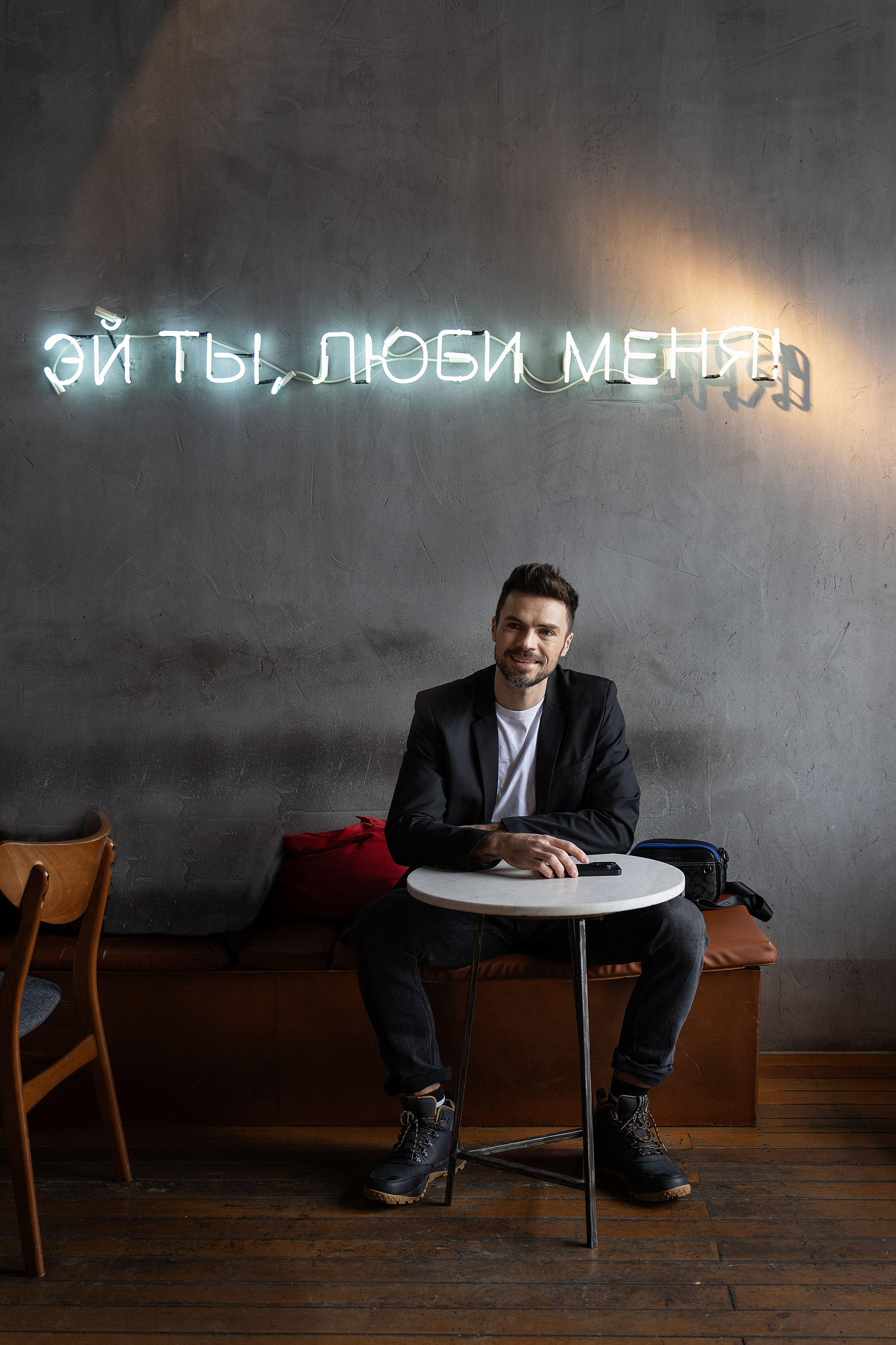 Красавчик в кафе. Главная