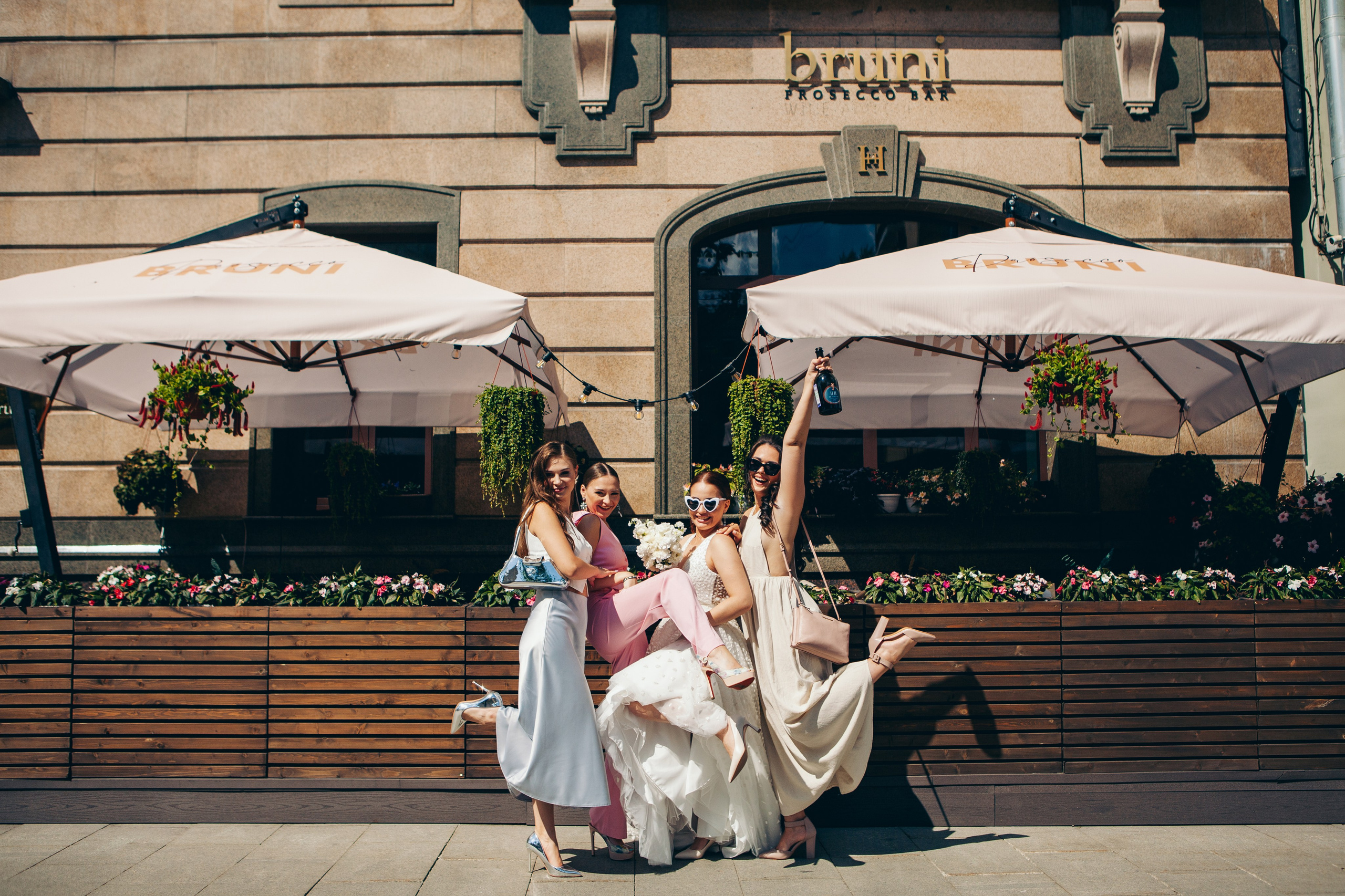 подруги невесты позируют на фоне отеля