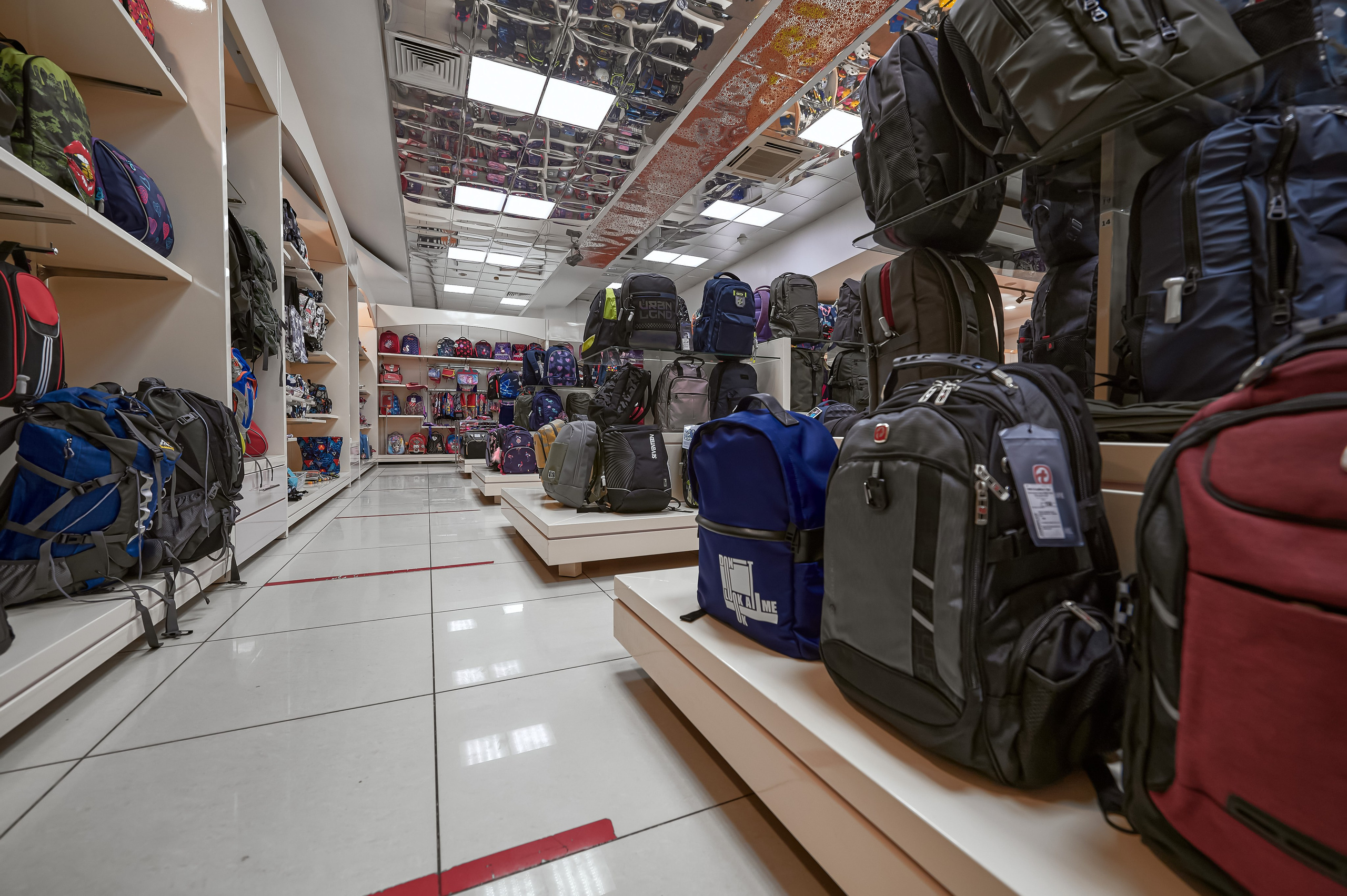 Портфолио по интерьерной и экстерьерной фотосъёмки: Мир Сумок — Правый берег. Фотограф Яковлев Роман — Красноярск