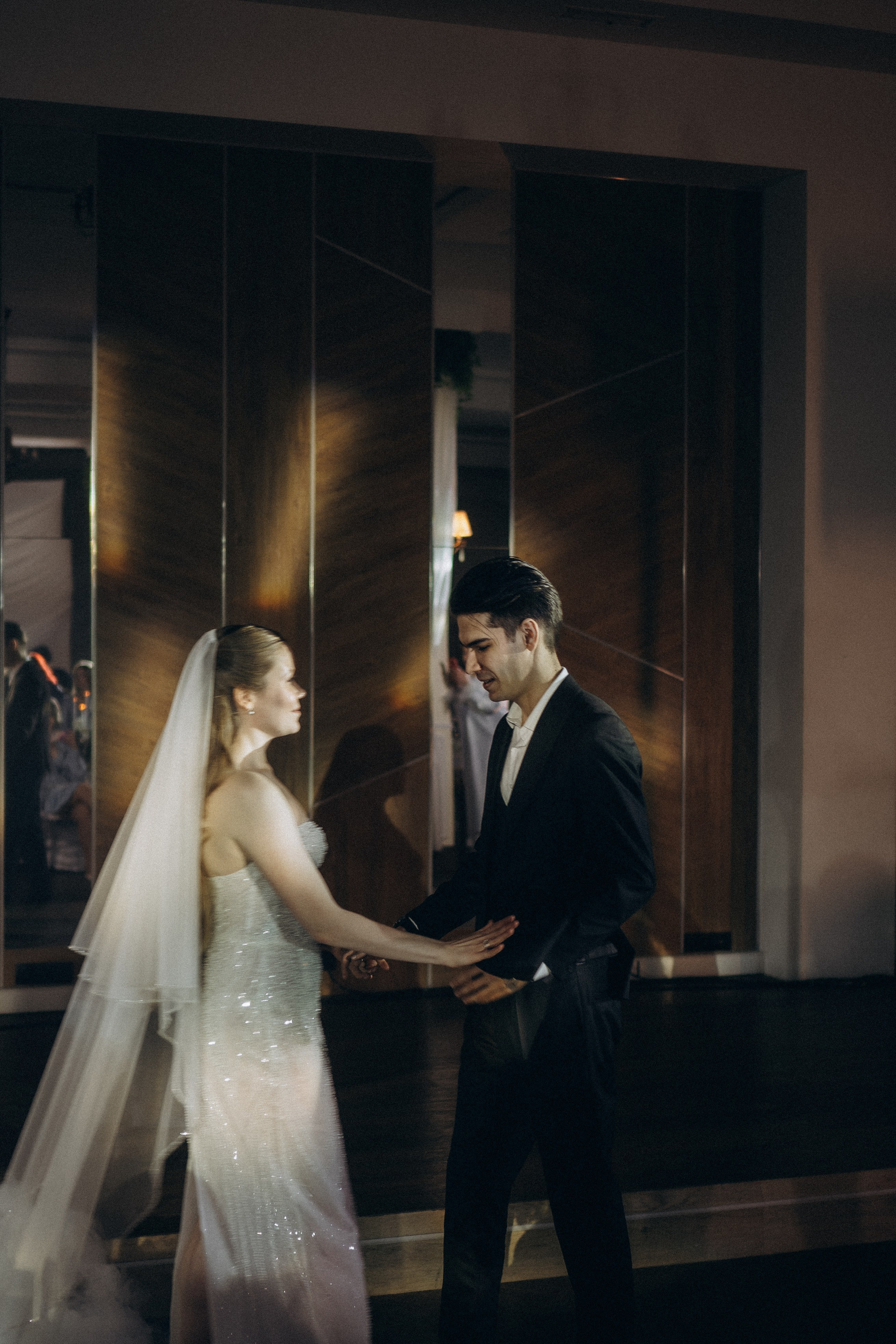 ПЕРВЫЙ ТАНЕЦ МОЛОДЫХ НА БАНКЕТЕ. ТРОГАТЕЛЬНЫЙ МОМЕНТ (СНЯТО В СИБИРЕ В НИЖНЕВАРТОВСКЕ). Профессиональный фотограф, Санкт-Петербург — Виктория Богомолова