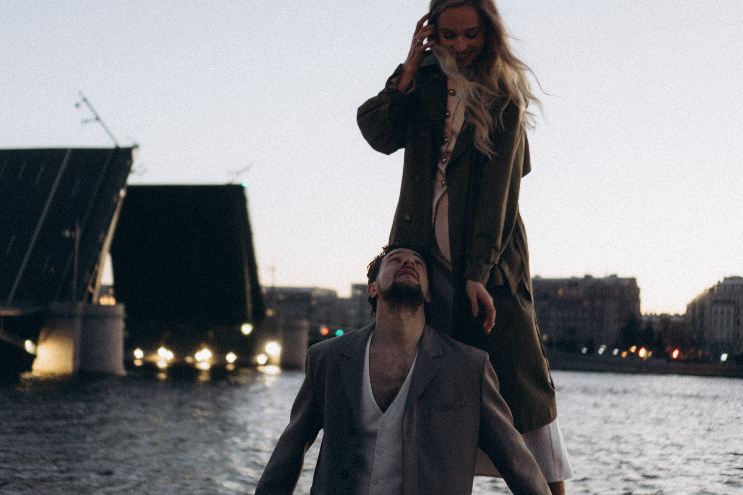 СВАДЕБНАЯ СЬЕМКА ПАРЫ НА РАССВЕТЕ В БЕЛЫЕ НОЧИ И ПРОГУЛКА С РАЗВОДНЫМИ МОСТАМИ И ПИКНИК ВОЗЛЕ ИСАКИЕВСКОГО СОБОРА. Профессиональный фотограф, Санкт-Петербург — Виктория Богомолова