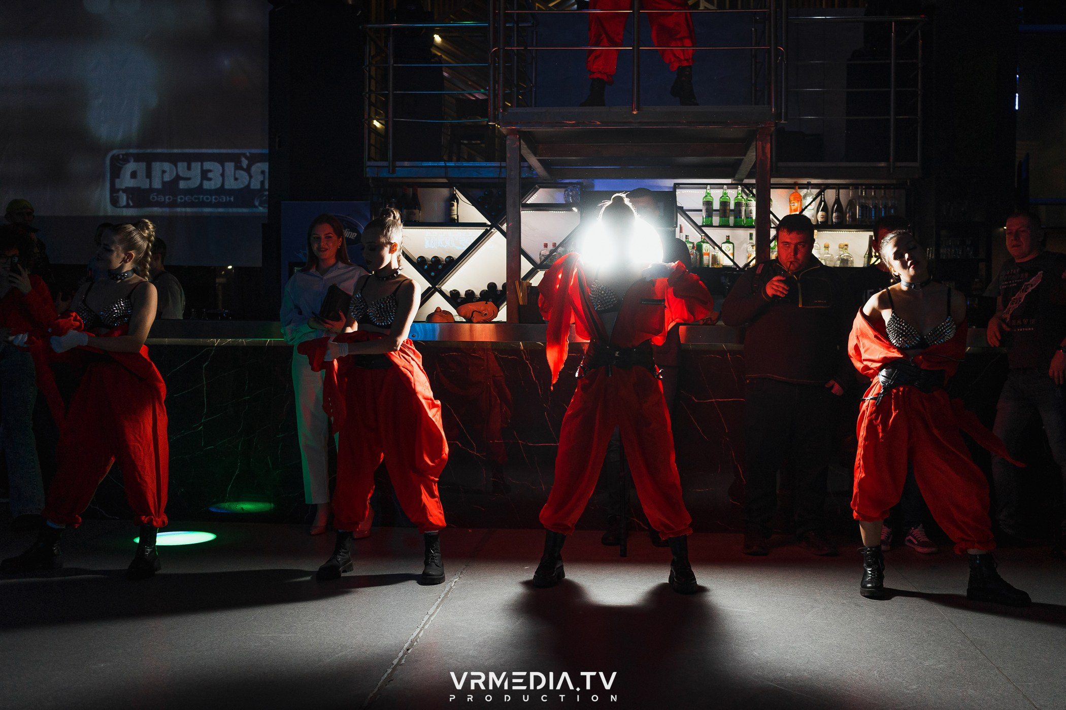 Бумажный дом в баре «Друзья»