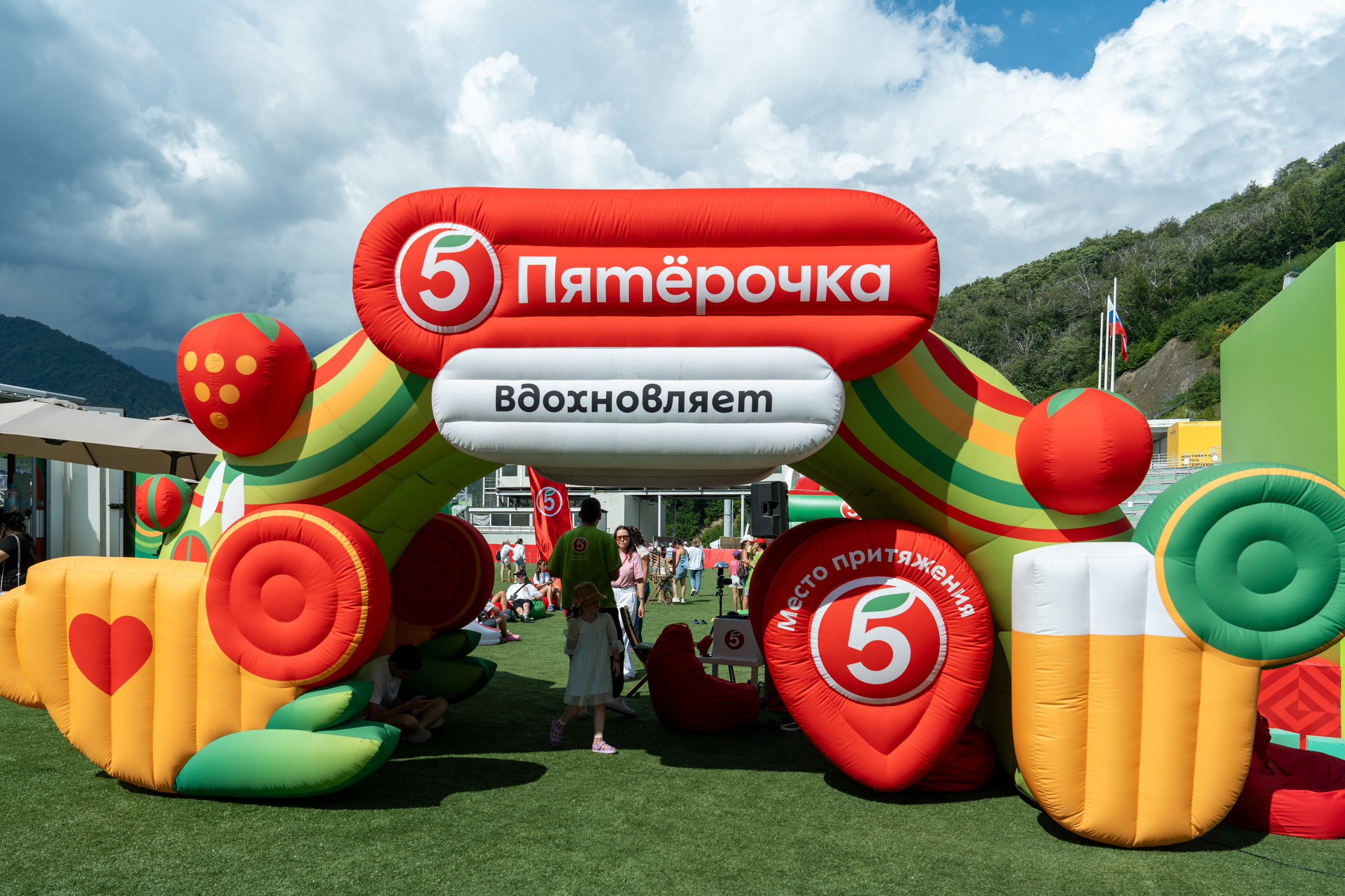 Фотоотчет партнеской интеграции для сети «Пятерочка» на фестивале «Grounded». Репортажный фотограф в Красной Поляне и Сочи Павлюченко Екатерина