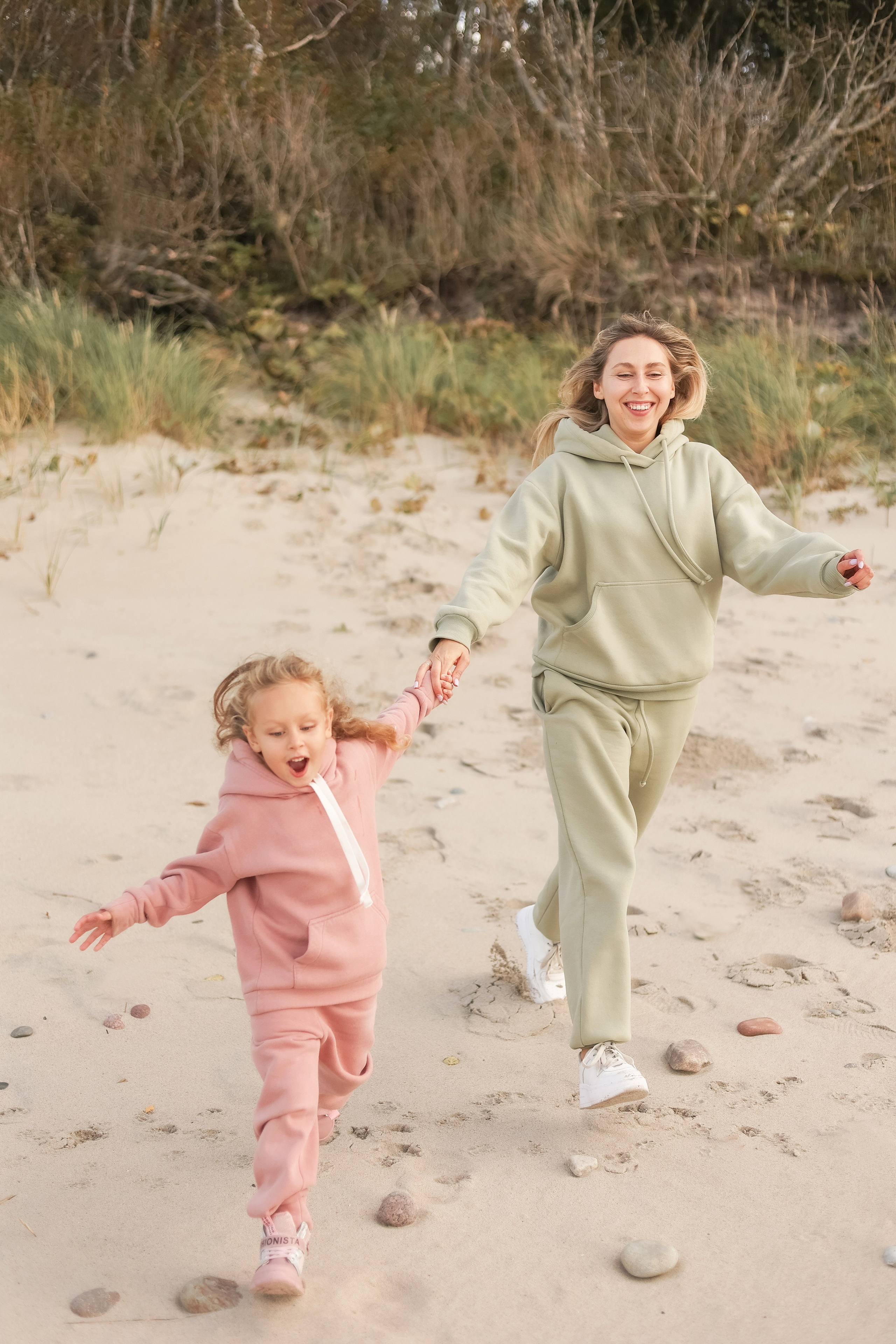 Марина и Ксюша — Куршская коса/Королевский бор. Семейный фотограф в Калининграде Никазакова Ольга