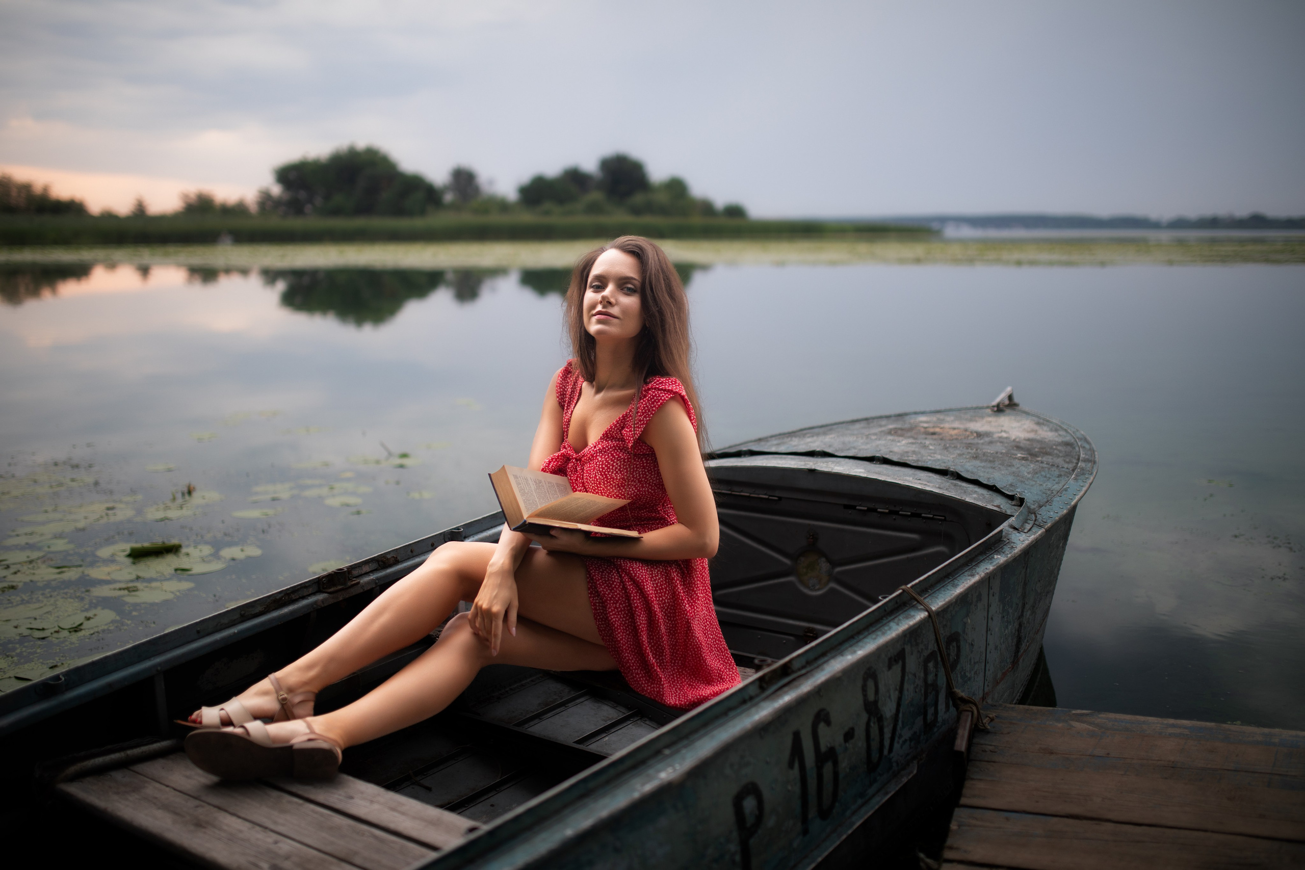 Съемка с Екатериной на рассвете на берегу реки