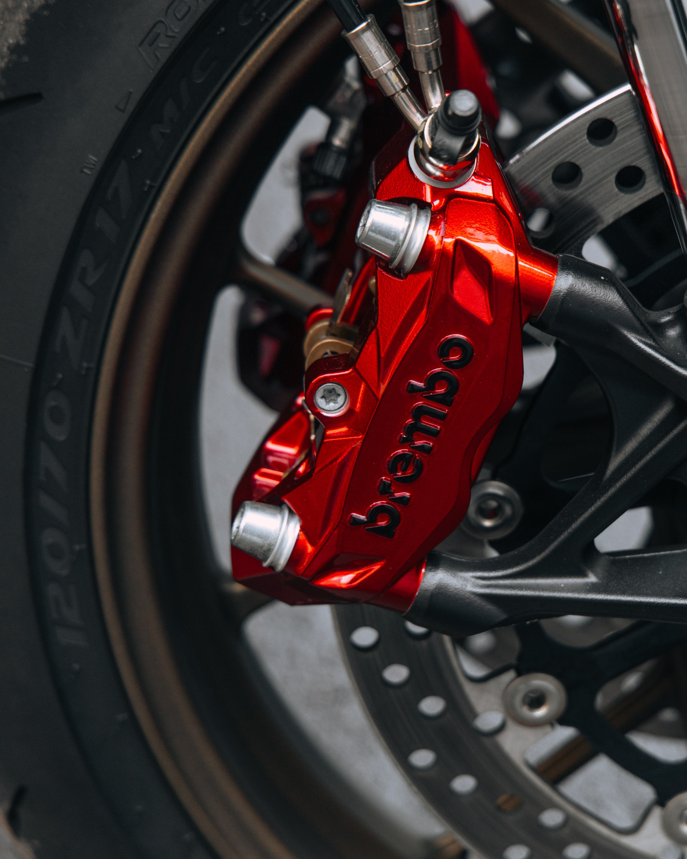 Ducati Streetfighter V2 окрас деталей в красный кэнди и черный мат. DeLorein