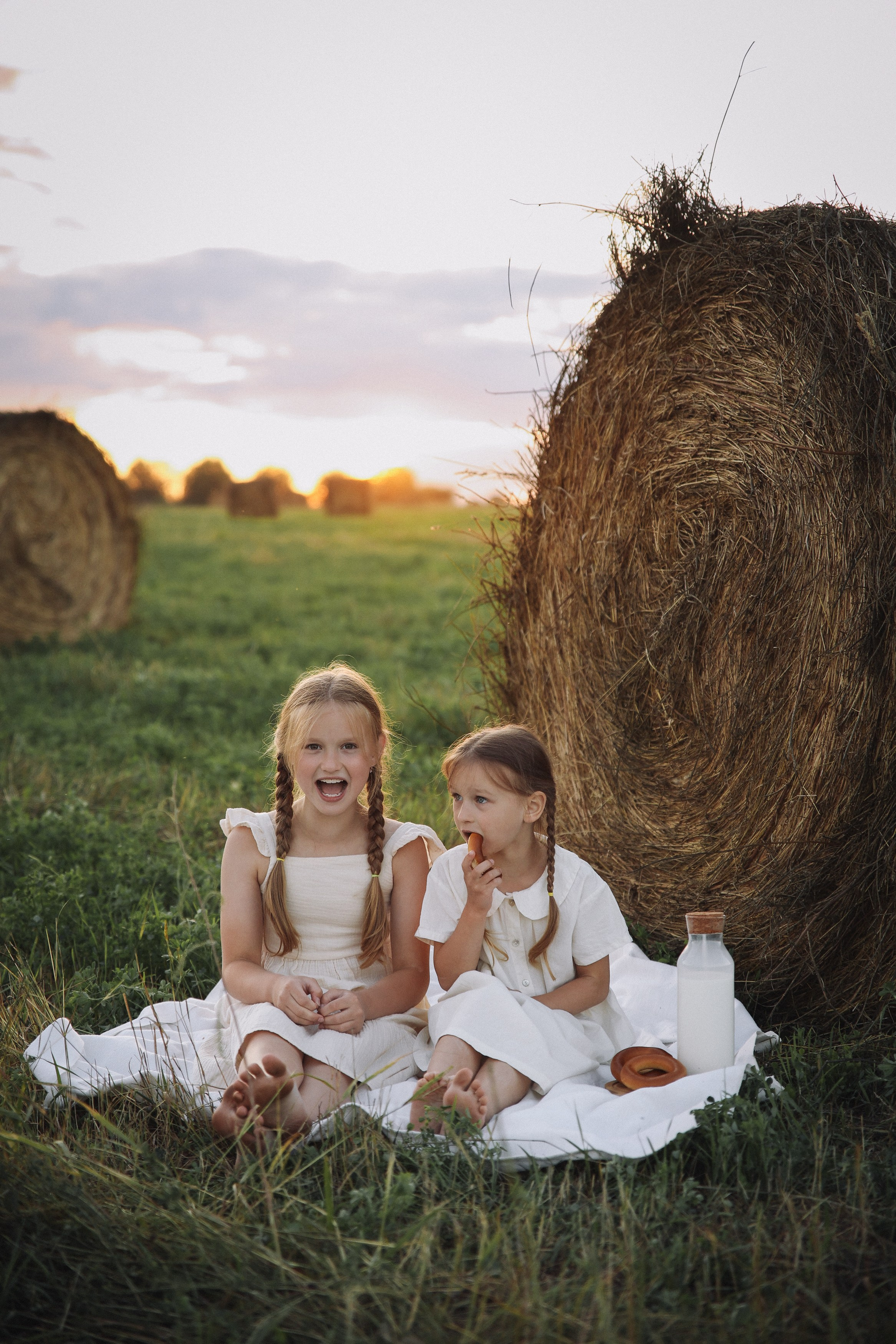 Фотосессия в поле летняя фотосессия в стогах. Фотограф Владимир Москва