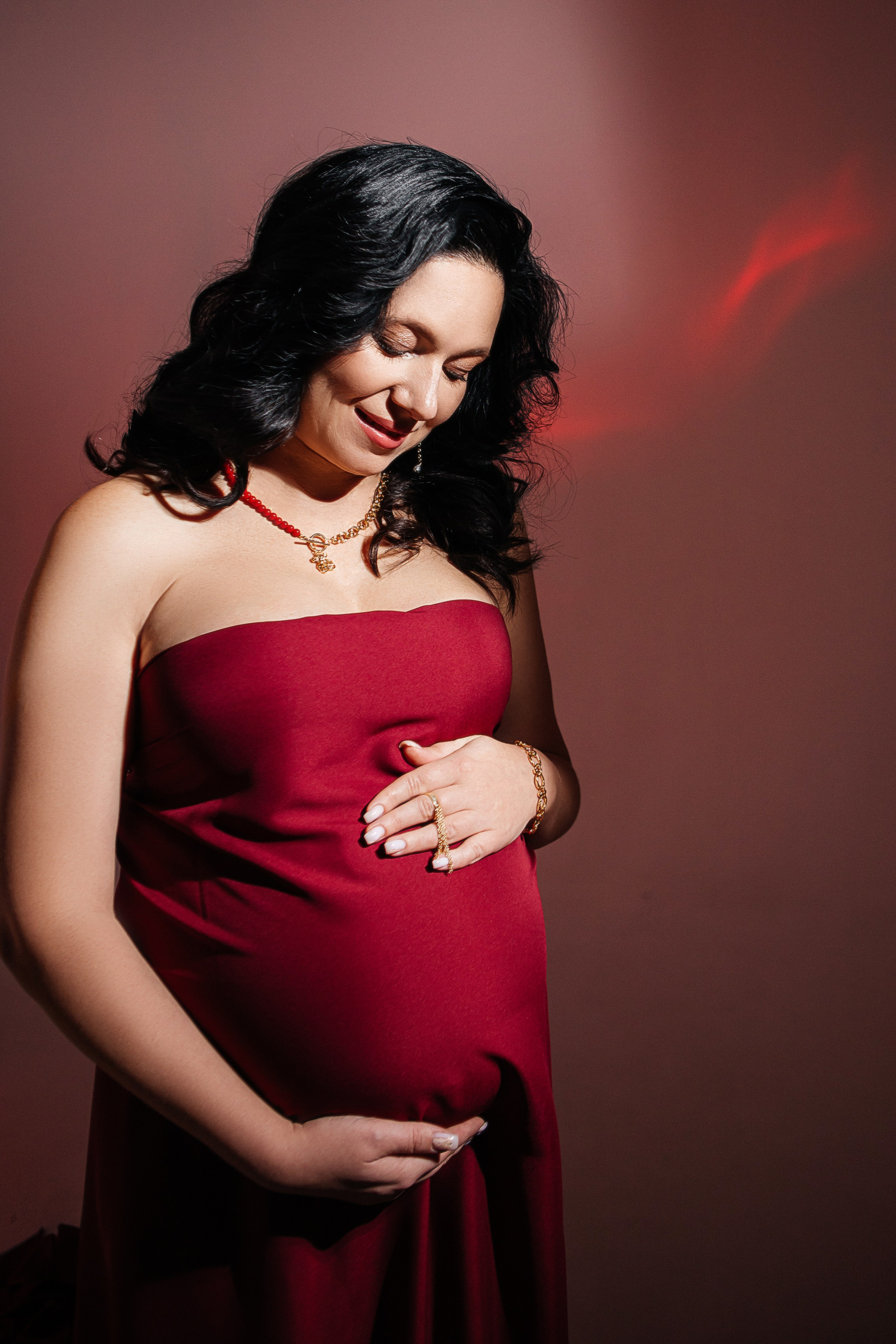 Силуэтные фото беременности. Черно-белые фото беременных. фотосессия беременности в Иркутске. Фотограф беременных в Иркутске. Фотосессия с цветным светом в студии