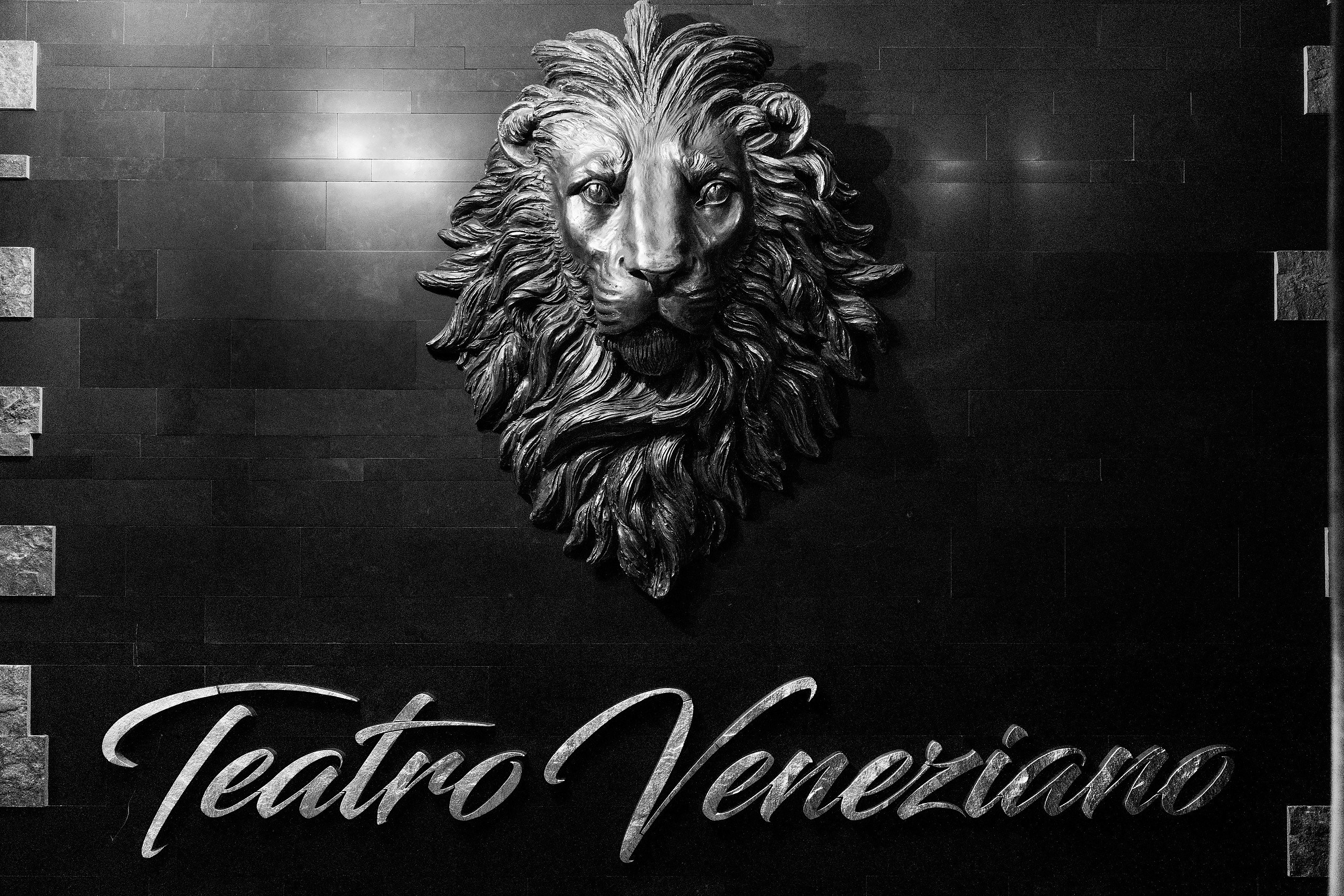 Эмоциональная свадебная фотосъемка в концертном зале Veneziano. Саша Потапкин Фотограф. Сочи, Екатеринбург, Москва