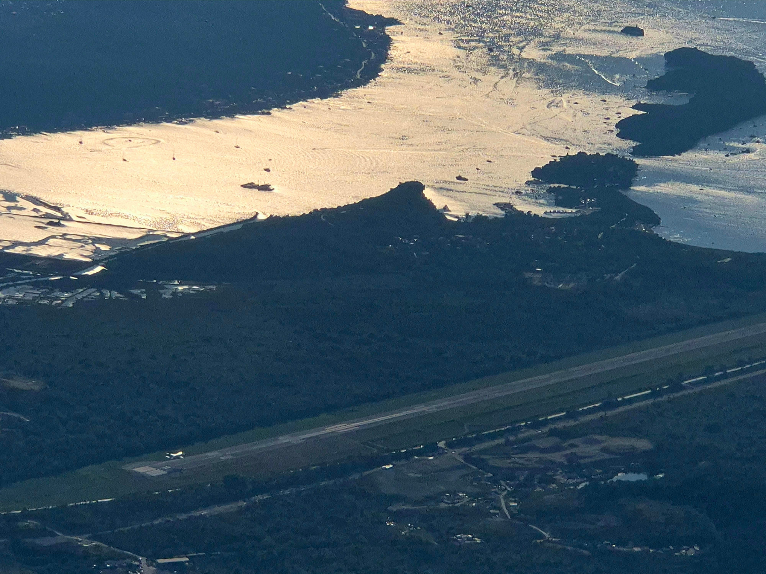 Самолет заходит на посадку на полосу аэродрома Тиват