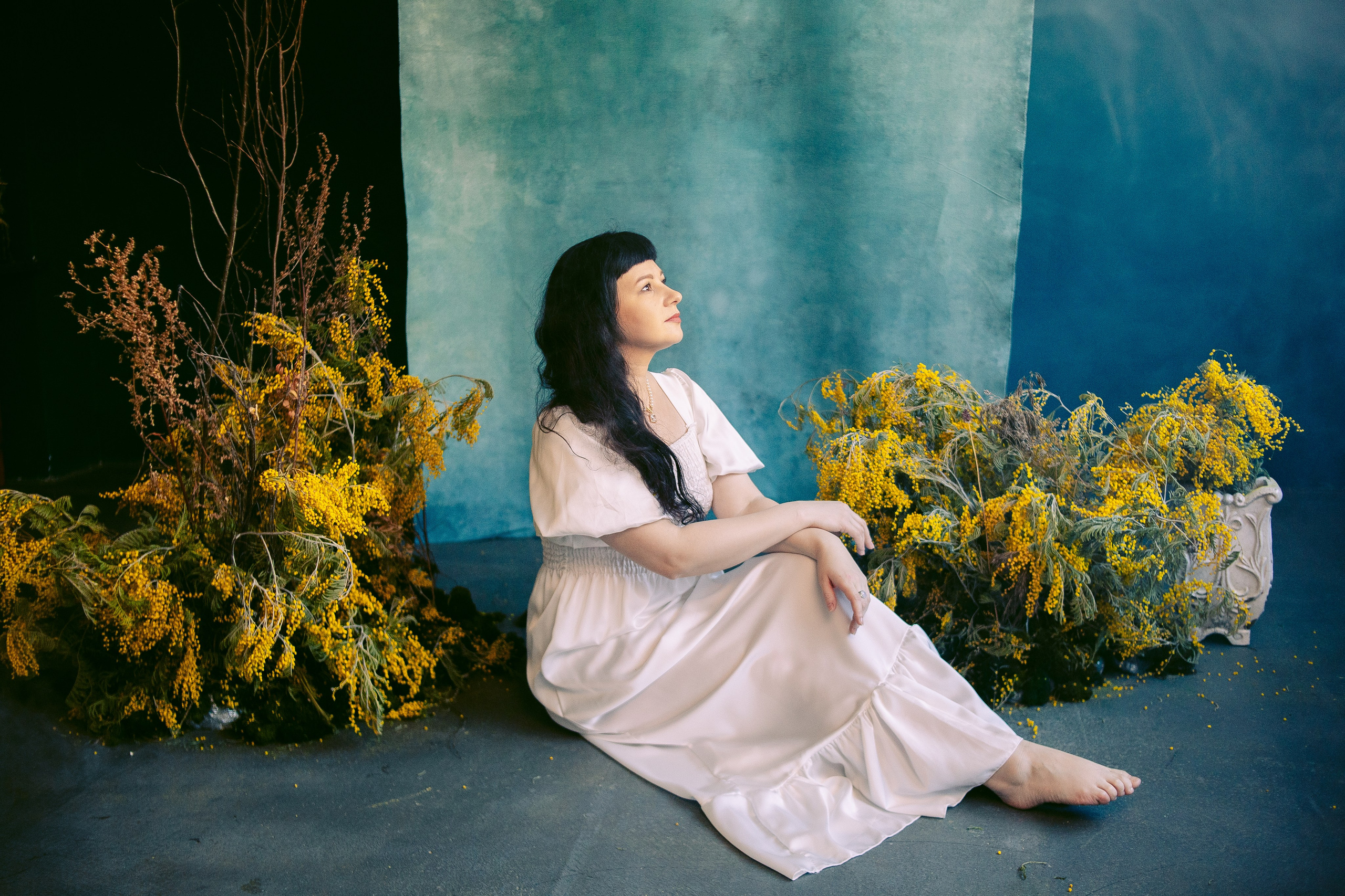 Семейная фотосессия мамы и дочки с мимозой в фотостудии. Фотограф в Санкт-Петербурге, Анна Скворцова