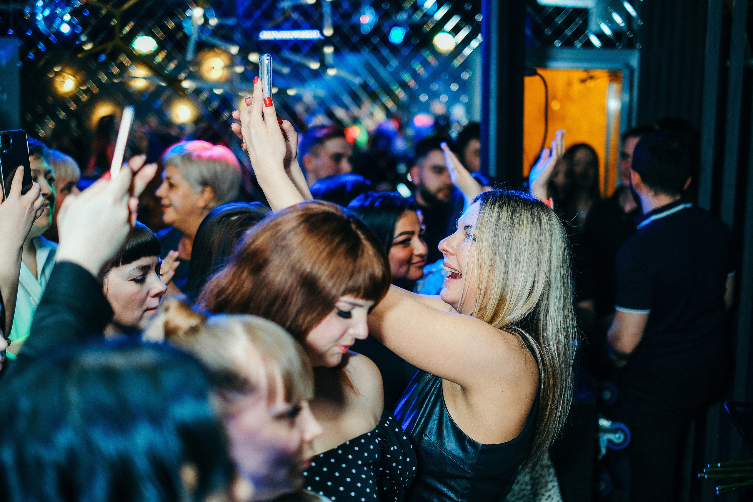 Эльбрус Джанмирзоев в ресто-баре Бакинский Бульвар. Свадебный и репортажной фотограф Денис Ожигин в Краснодаре и Краснодарском крае