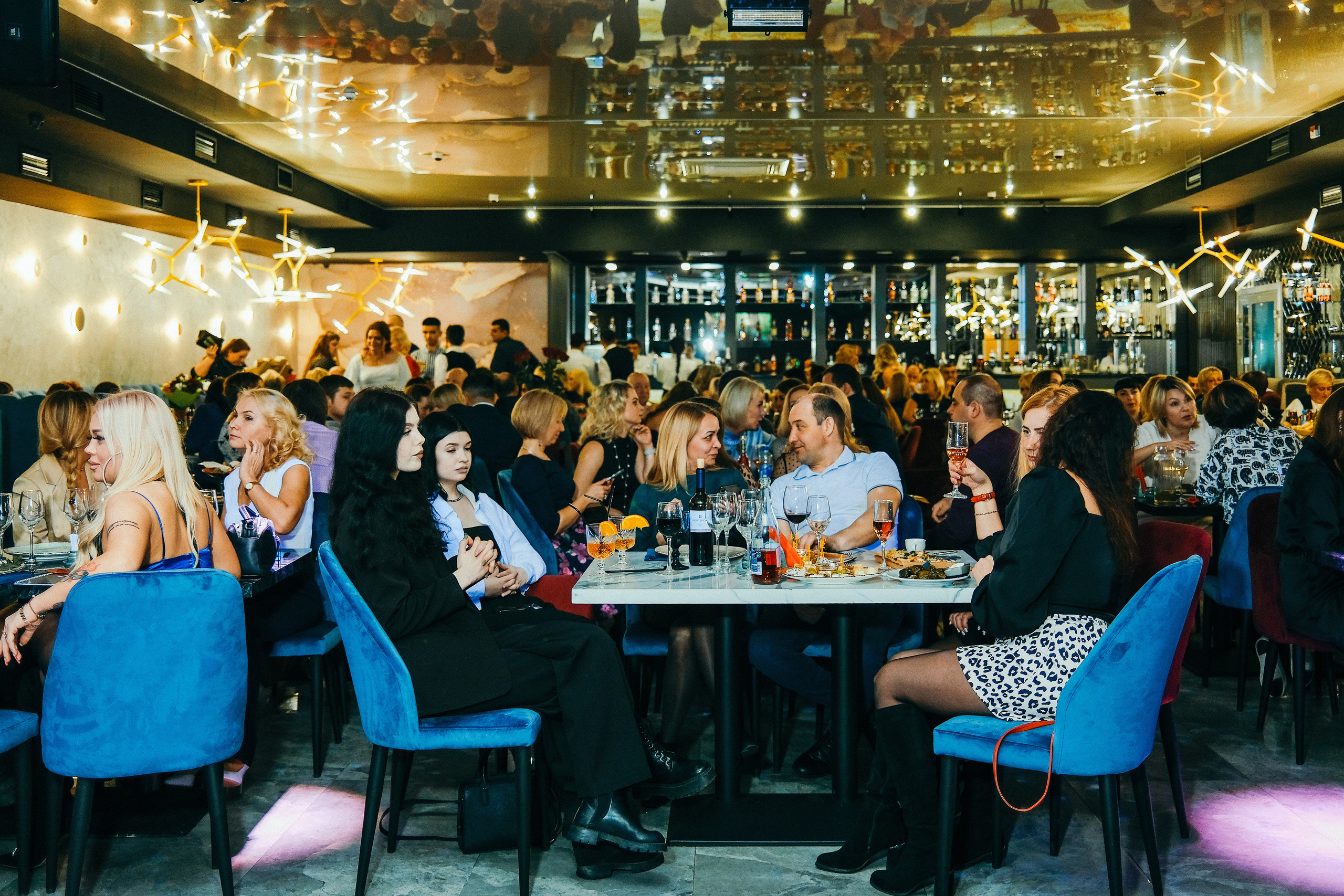 Эльбрус Джанмирзоев в ресто-баре Бакинский Бульвар. Свадебный и репортажной фотограф Денис Ожигин в Краснодаре и Краснодарском крае