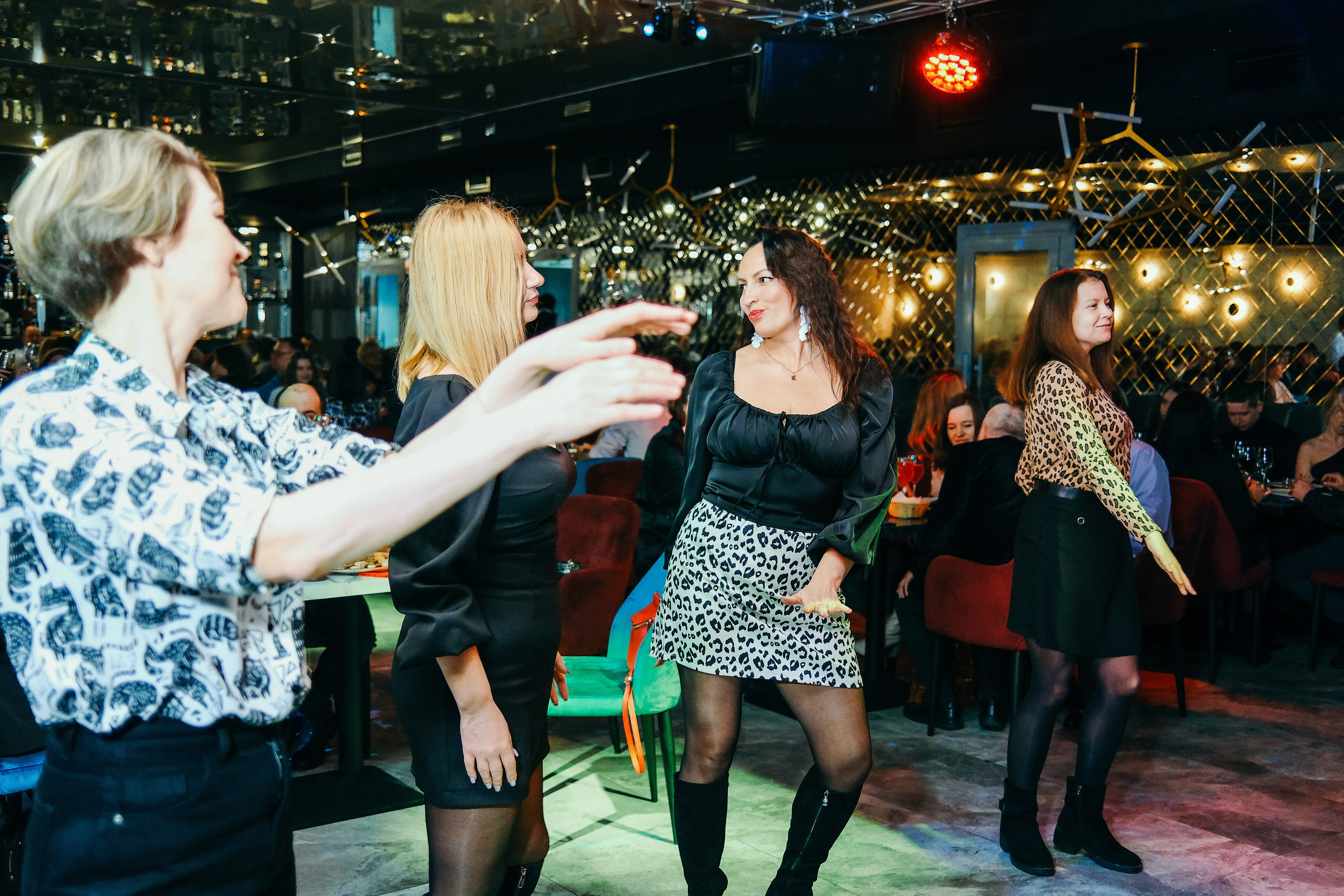 Эльбрус Джанмирзоев в ресто-баре Бакинский Бульвар. Свадебный и репортажной фотограф Денис Ожигин в Краснодаре и Краснодарском крае