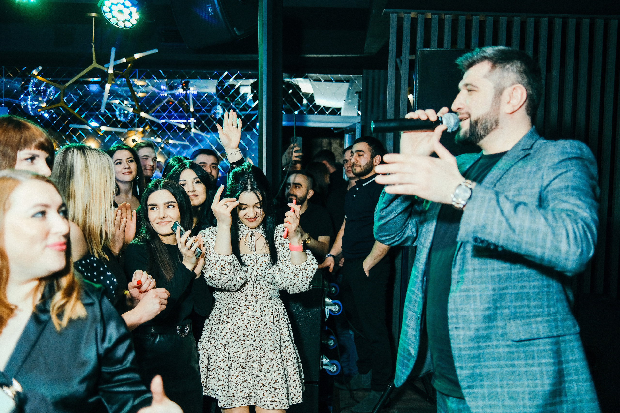 Эльбрус Джанмирзоев в ресто-баре Бакинский Бульвар. Свадебный и репортажной фотограф Денис Ожигин в Краснодаре и Краснодарском крае