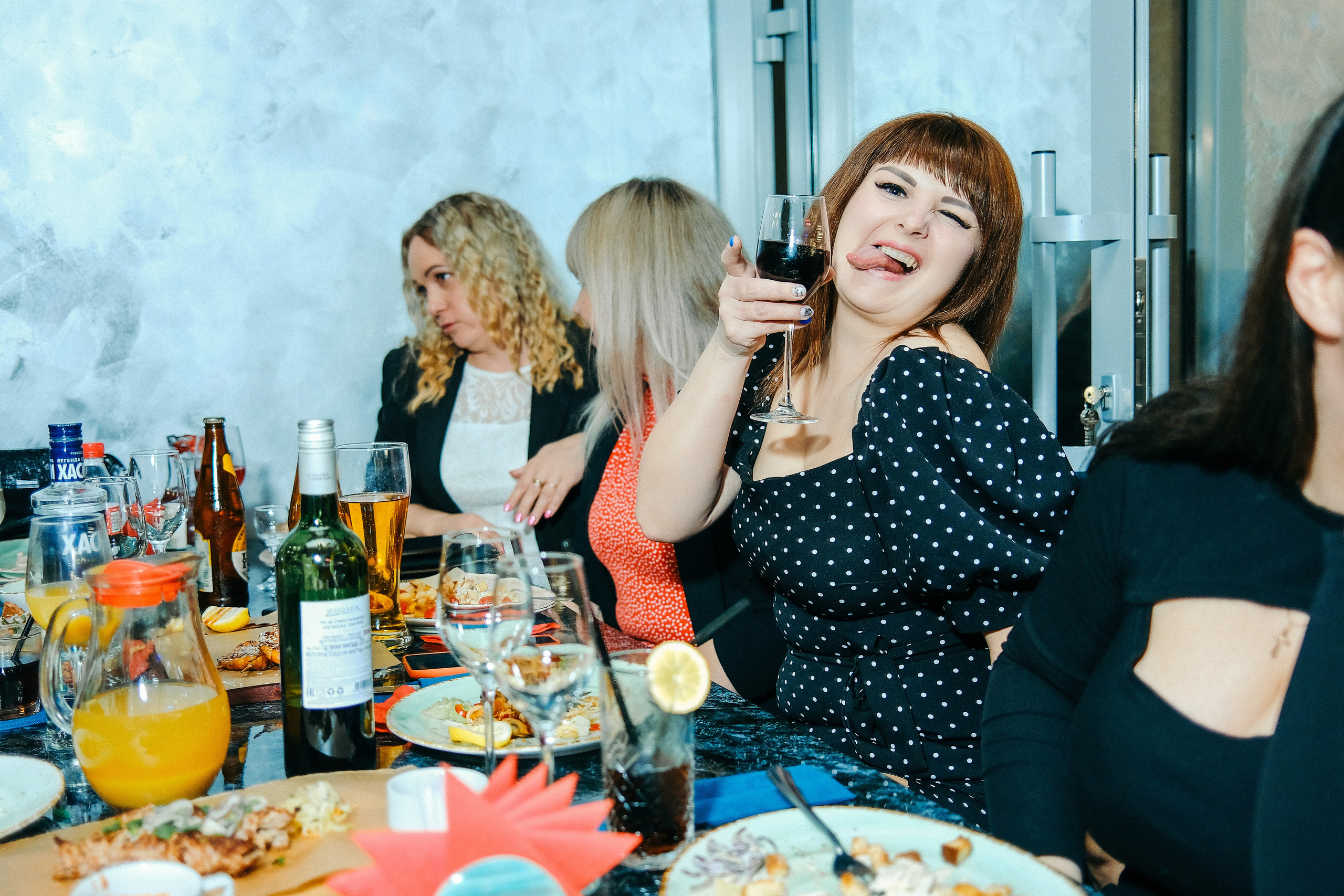 Эльбрус Джанмирзоев в ресто-баре Бакинский Бульвар. Свадебный и репортажной фотограф Денис Ожигин в Краснодаре и Краснодарском крае