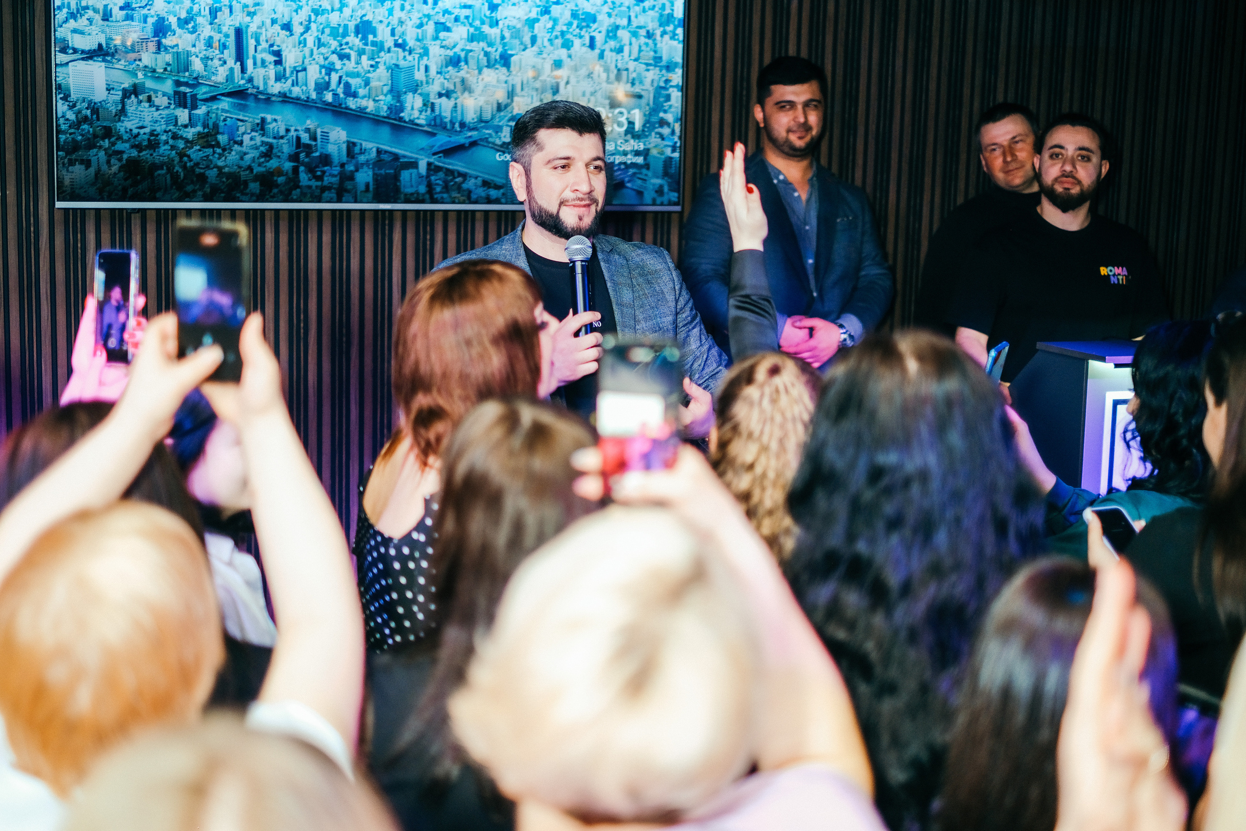 Эльбрус Джанмирзоев в ресто-баре Бакинский Бульвар. Свадебный и репортажной фотограф Денис Ожигин в Краснодаре и Краснодарском крае