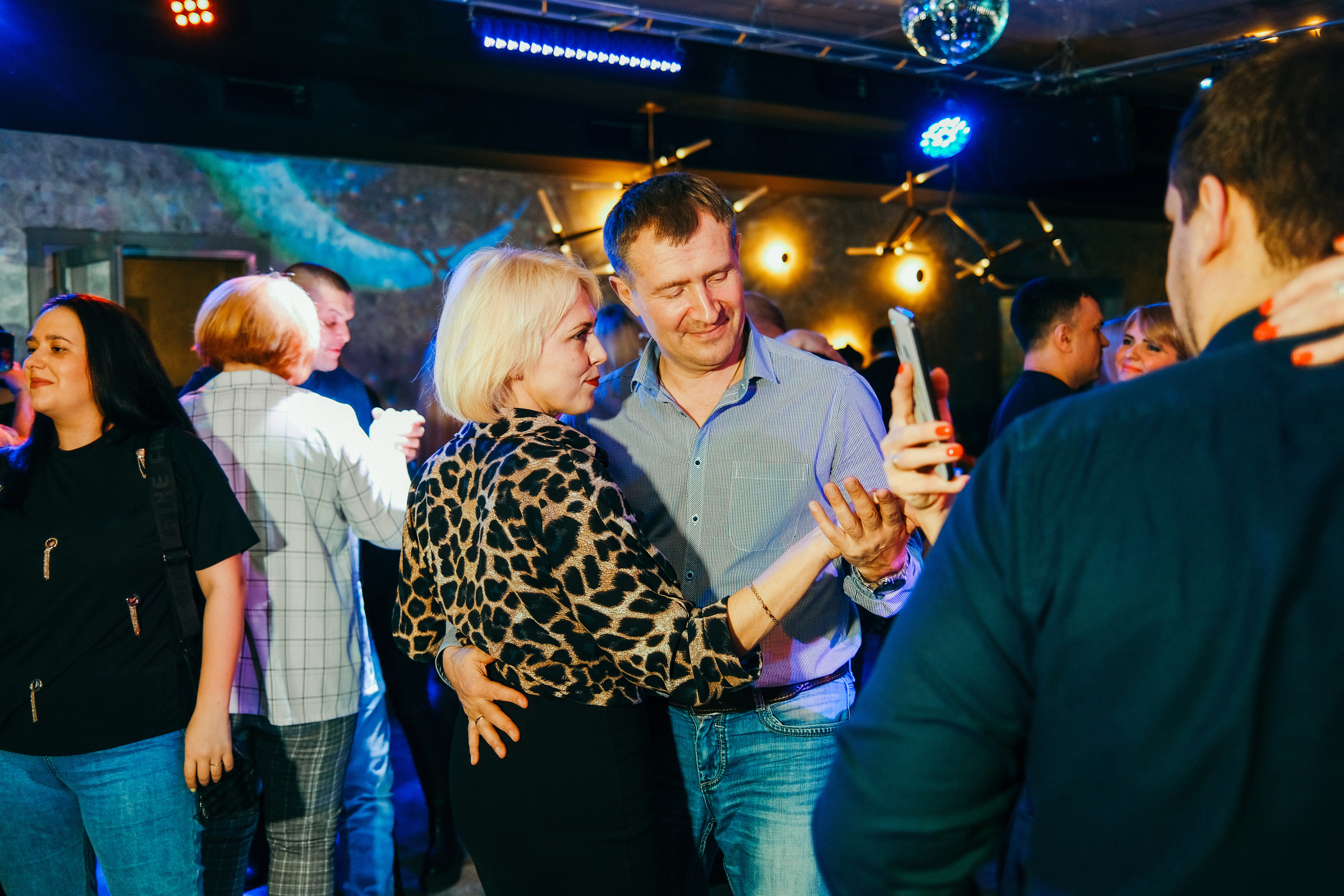 Эльбрус Джанмирзоев в ресто-баре Бакинский Бульвар. Свадебный и репортажной фотограф Денис Ожигин в Краснодаре и Краснодарском крае