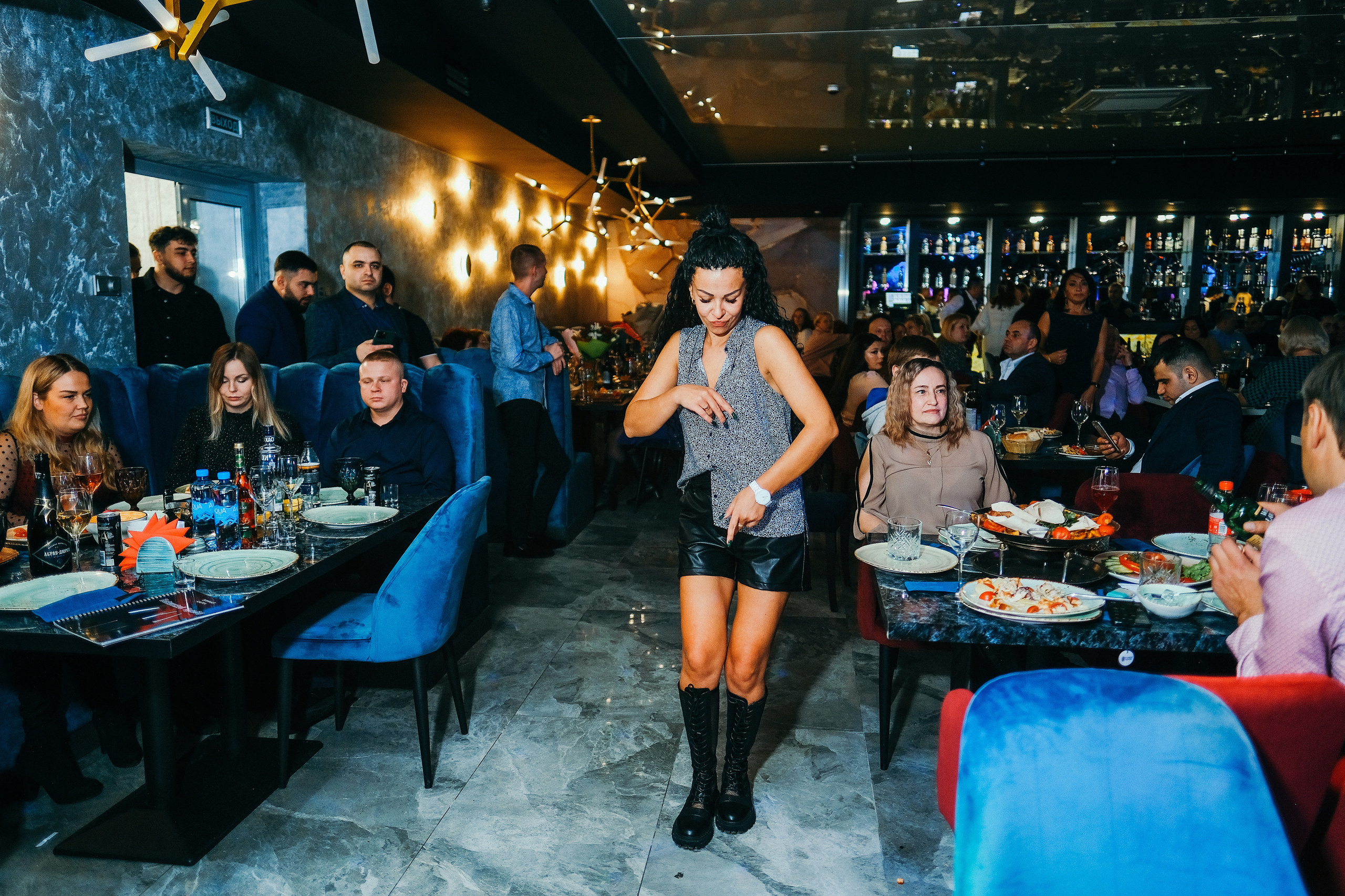 Эльбрус Джанмирзоев в ресто-баре Бакинский Бульвар. Свадебный и репортажной фотограф Денис Ожигин в Краснодаре и Краснодарском крае