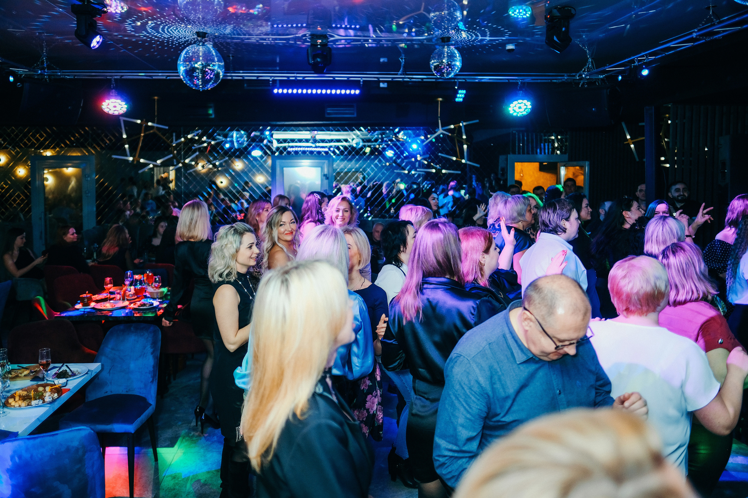 Эльбрус Джанмирзоев в ресто-баре Бакинский Бульвар. Свадебный и репортажной фотограф Денис Ожигин в Краснодаре и Краснодарском крае