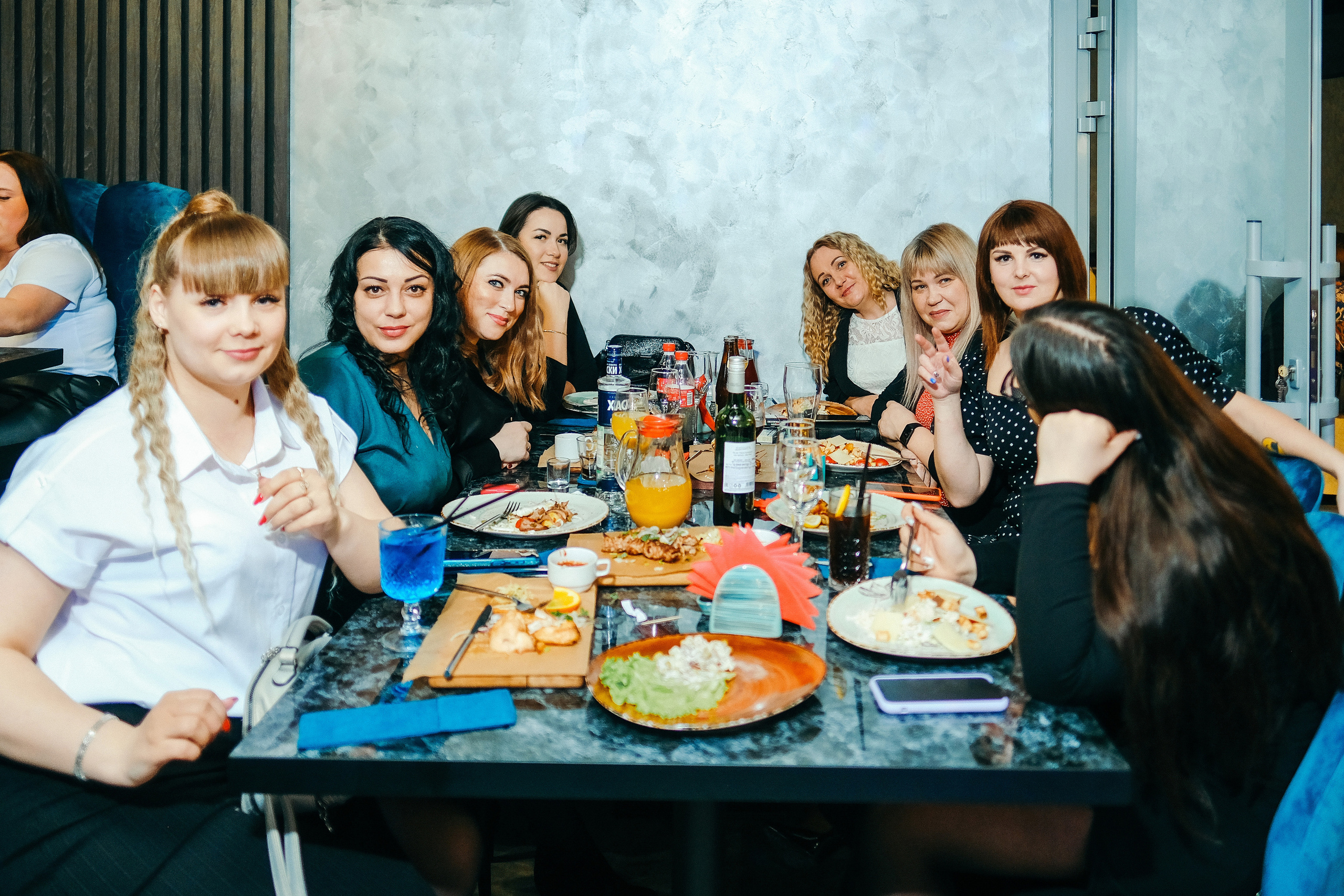 Эльбрус Джанмирзоев в ресто-баре Бакинский Бульвар. Свадебный и репортажной фотограф Денис Ожигин в Краснодаре и Краснодарском крае