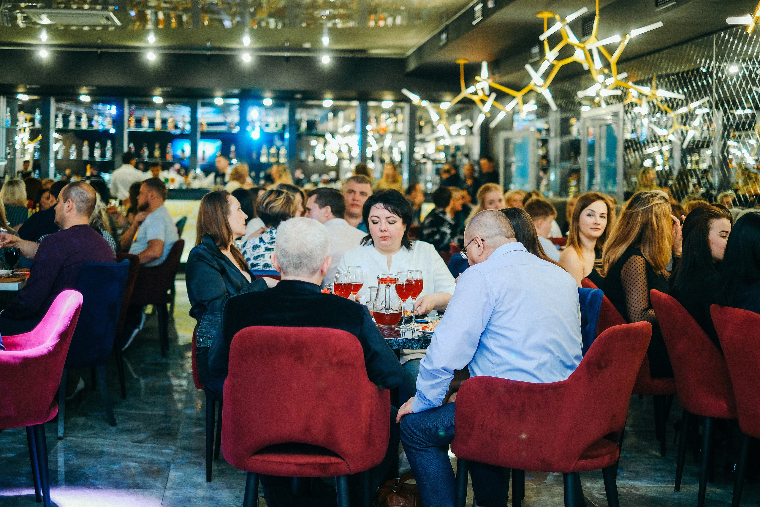 Эльбрус Джанмирзоев в ресто-баре Бакинский Бульвар. Свадебный и репортажной фотограф Денис Ожигин в Краснодаре и Краснодарском крае