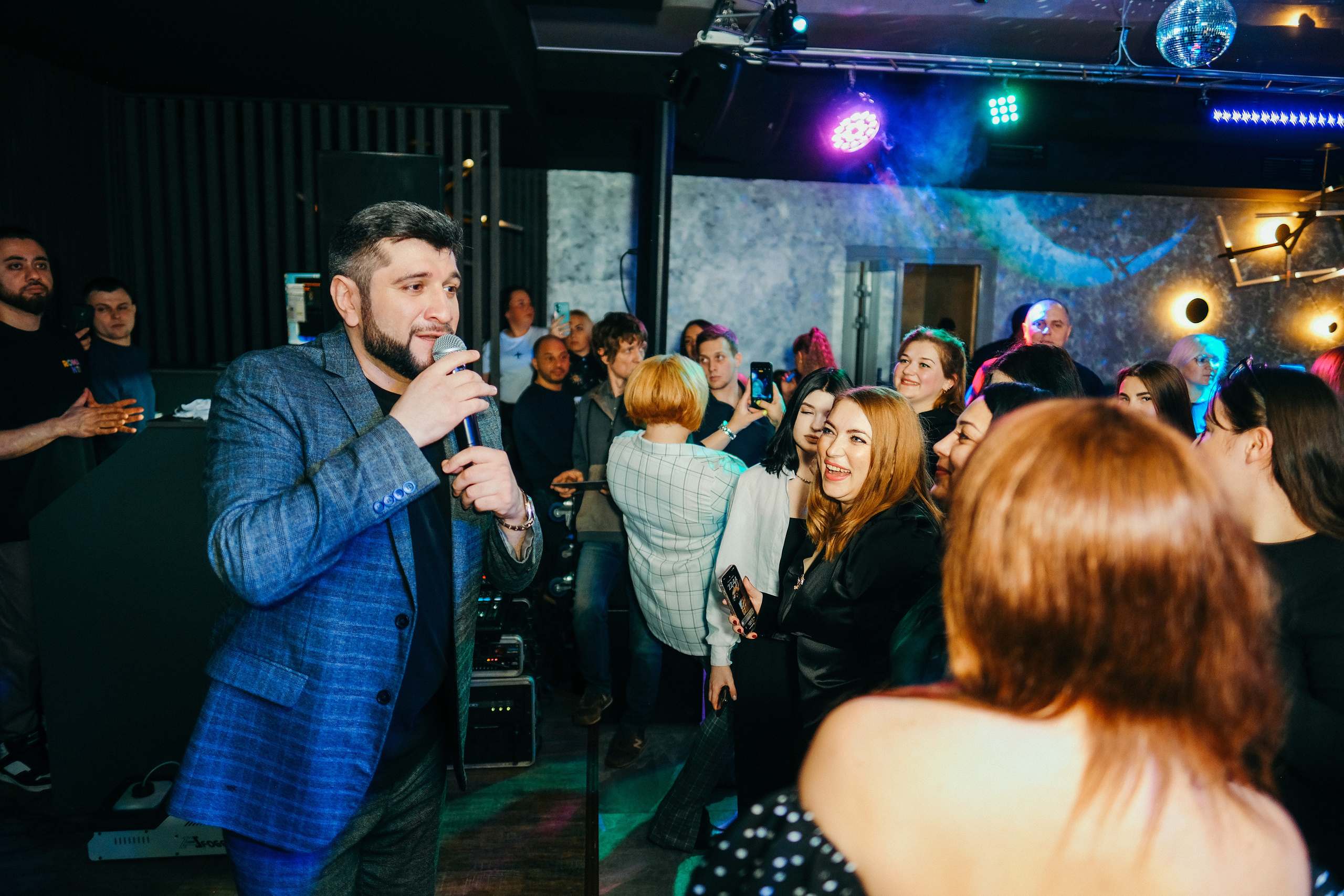 Эльбрус Джанмирзоев в ресто-баре Бакинский Бульвар. Свадебный и репортажной фотограф Денис Ожигин в Краснодаре и Краснодарском крае