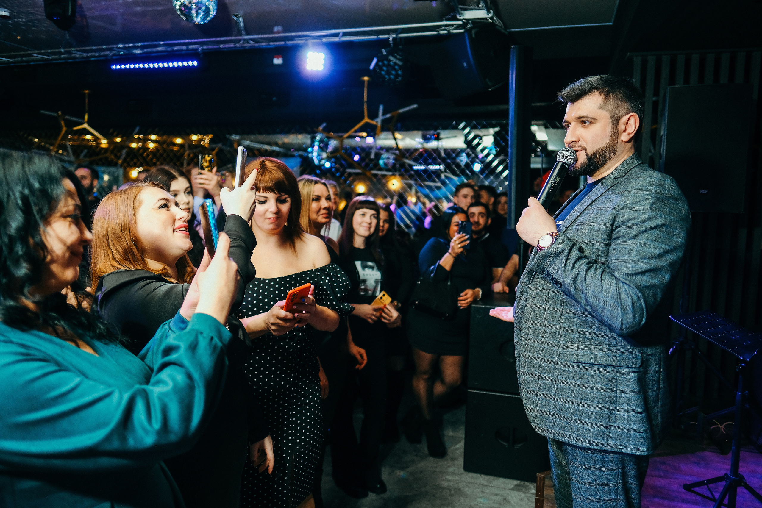 Эльбрус Джанмирзоев в ресто-баре Бакинский Бульвар. Свадебный и репортажной фотограф Денис Ожигин в Краснодаре и Краснодарском крае