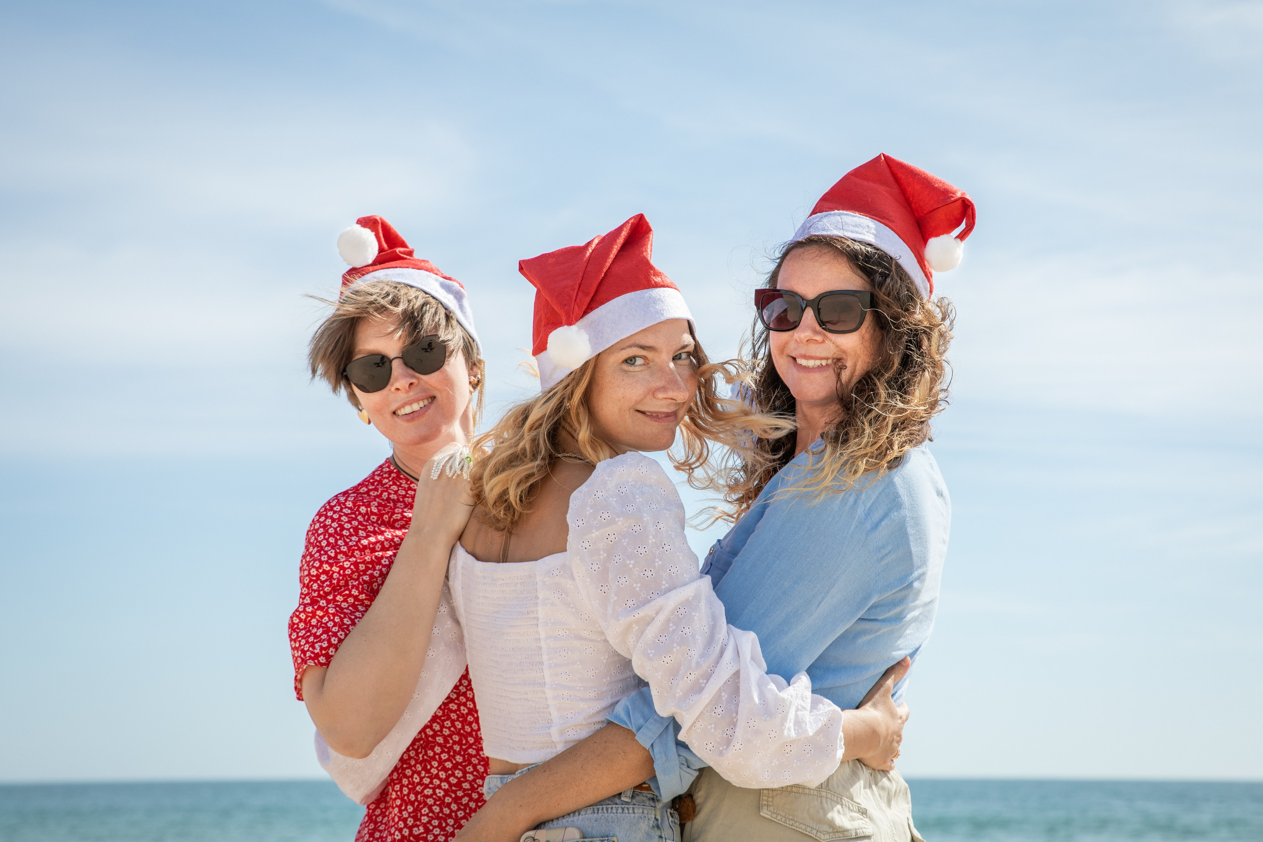 A fun photo shoot for girlfriends on the beautiful Monte Gordo beach