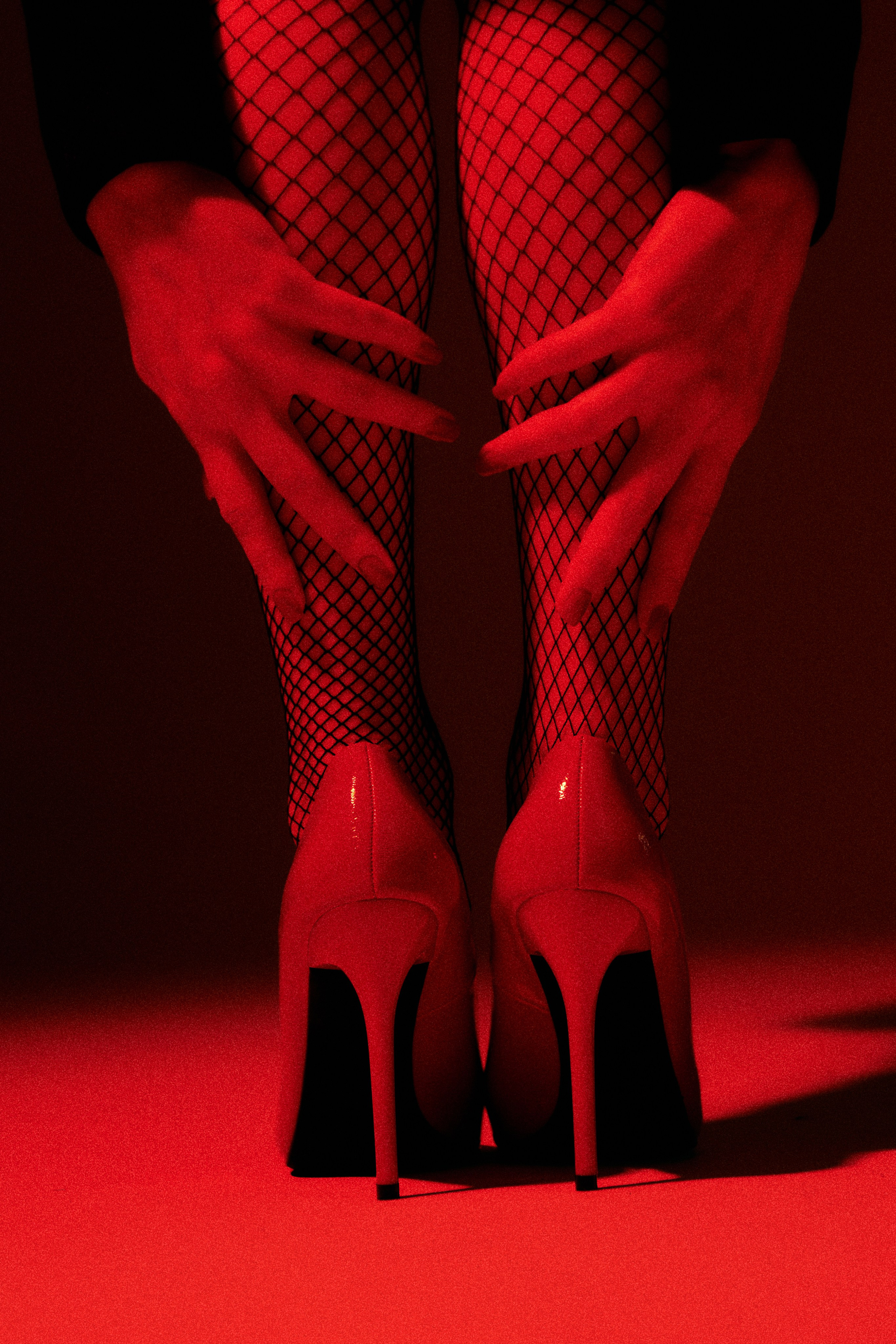 Портретный фотограф в Москве Калагина Светлана. Дерзкая фотосессия в студии с красным светом.