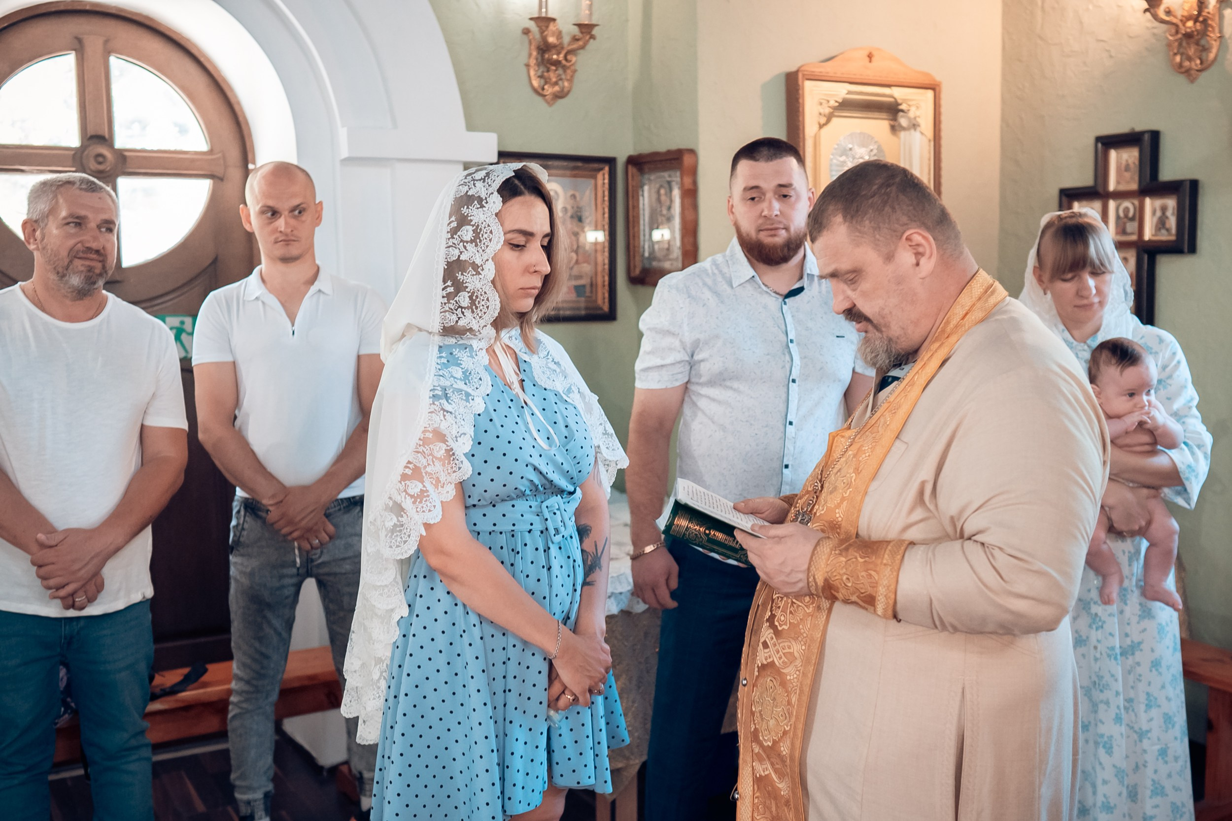 Крещение в храме святого Феодора Ушакова Севастополь. Фотограф церковных Таинств Луганск