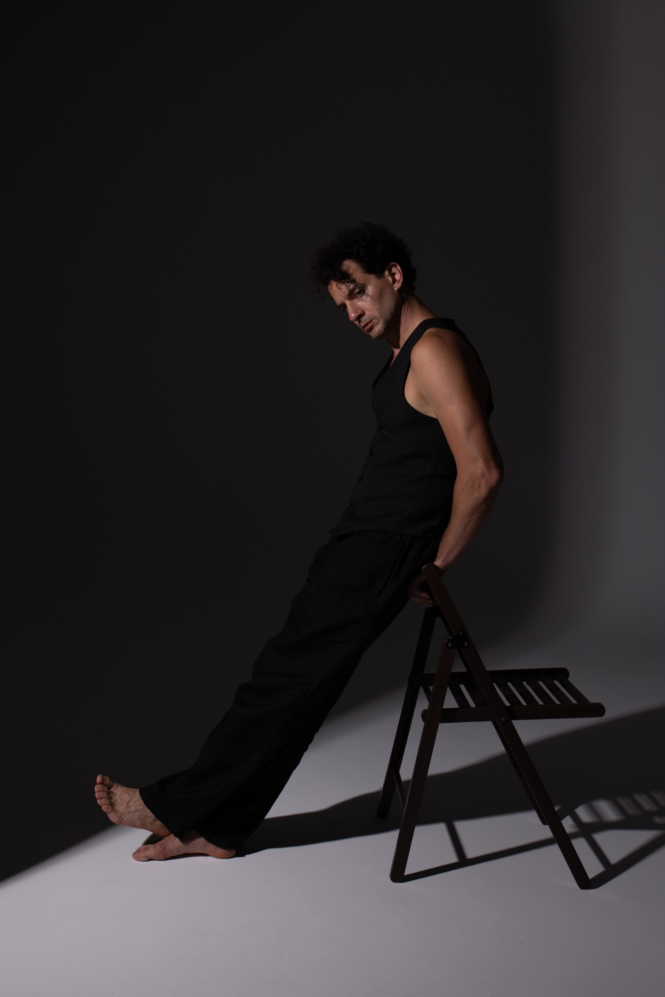 Фотосессия в Москве! Мужской портрет. Все включено. Готовые образы. Помощь визажиста и стилиста. Фотосессия в стиле минимализм. Фотосессии в студиях Москвы с циклорамой. Фотосессия мужского портрета идеи образов и позирования.