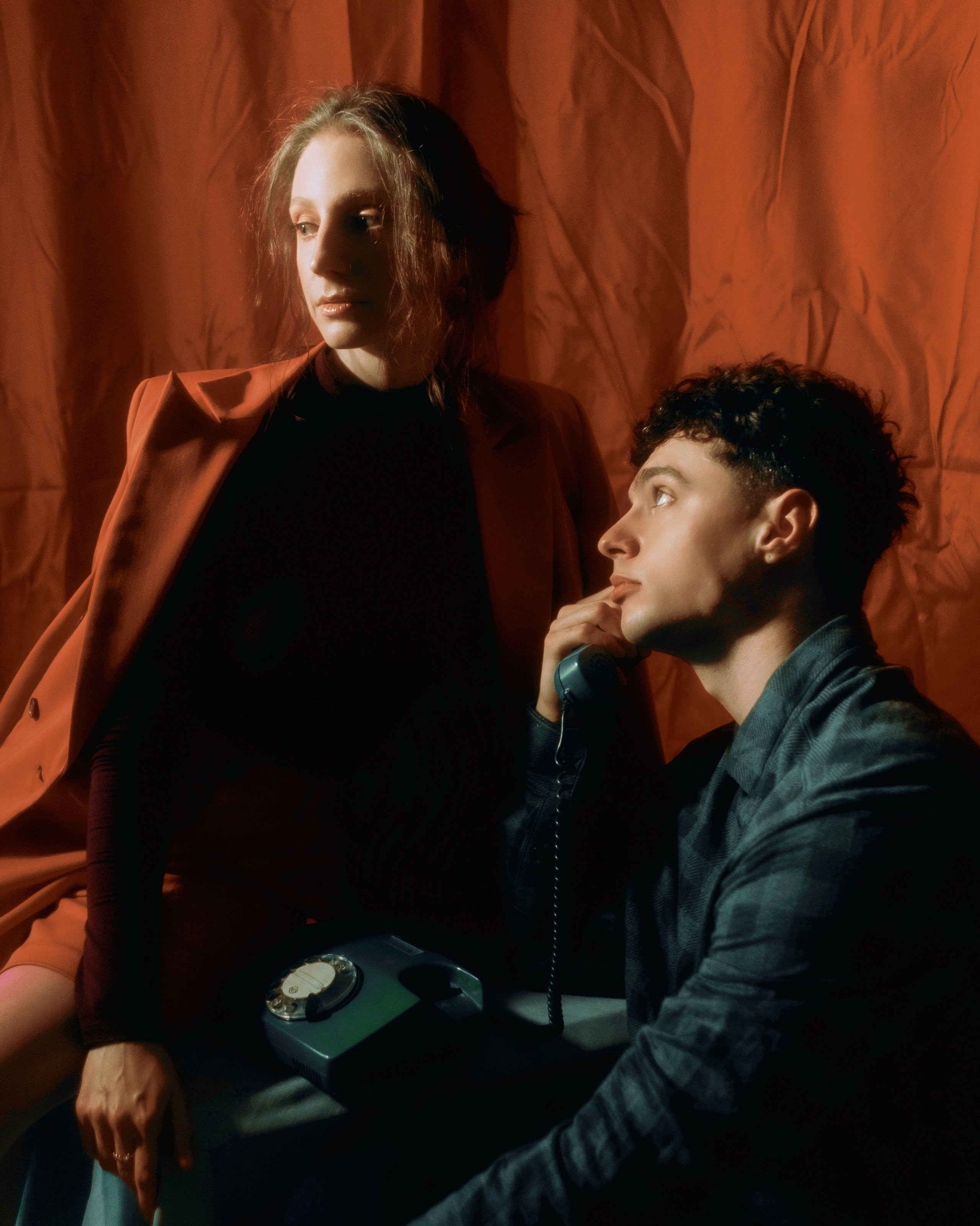 Фотосессия пары в интерьерной студии, авторская парная съемка с винтажным настроением, драматичным светом и атмосферой кино