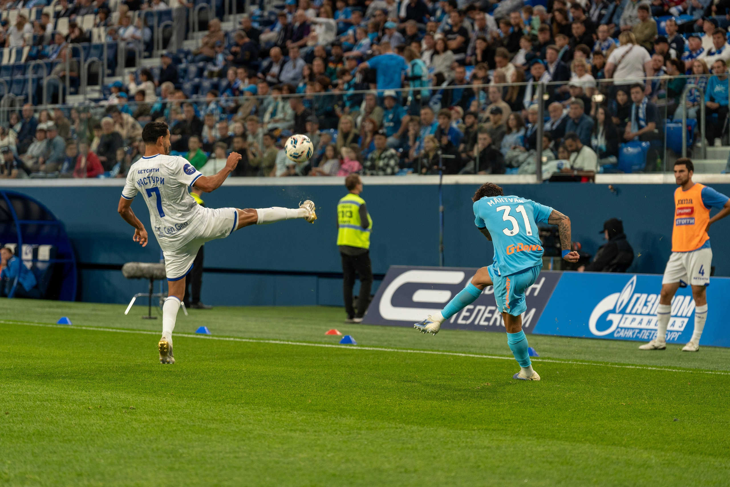 Игрок Зенита выполняет пас на Газпром Арене, спортивный фотограф Санкт-Петербург