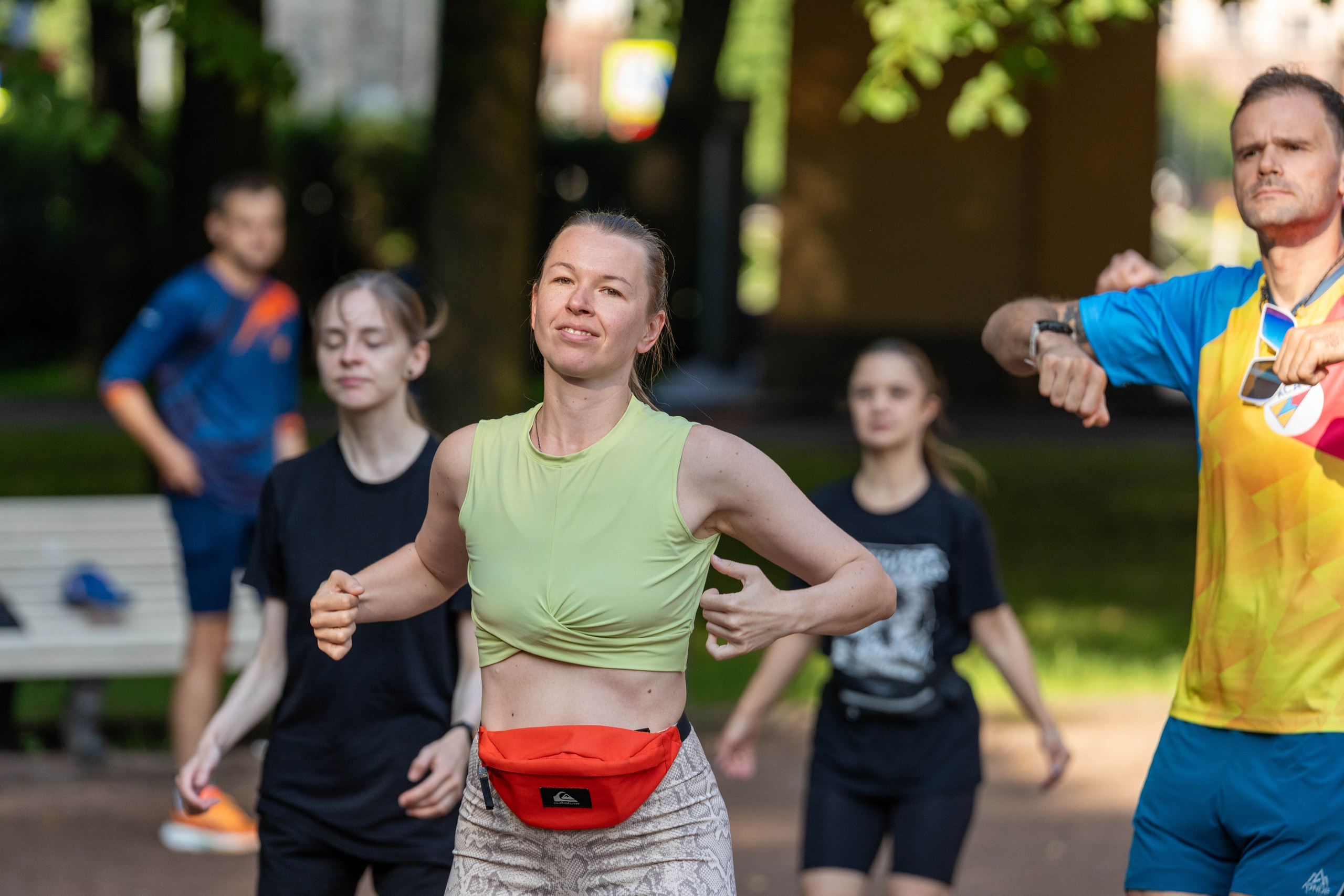 Участники пробега «5 вёрст» разминаются — спортивный фотограф Санкт-Петербург