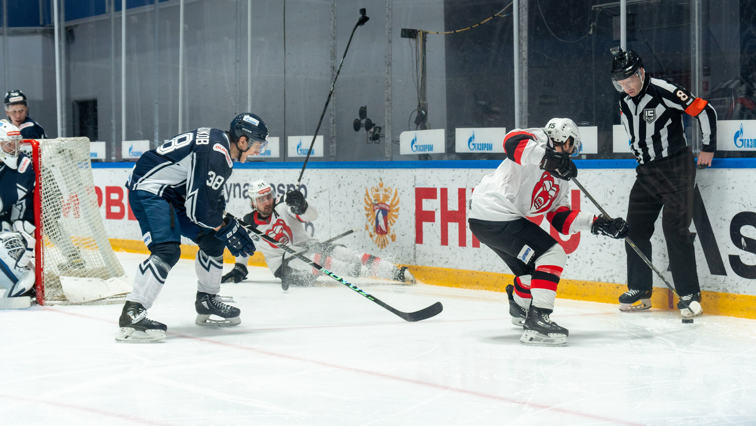 Борьба у борта и падение игрока «Молота» в матче с «Динамо». Репортажная спортивная фотосъёмка, динамика, Санкт-Петербург.