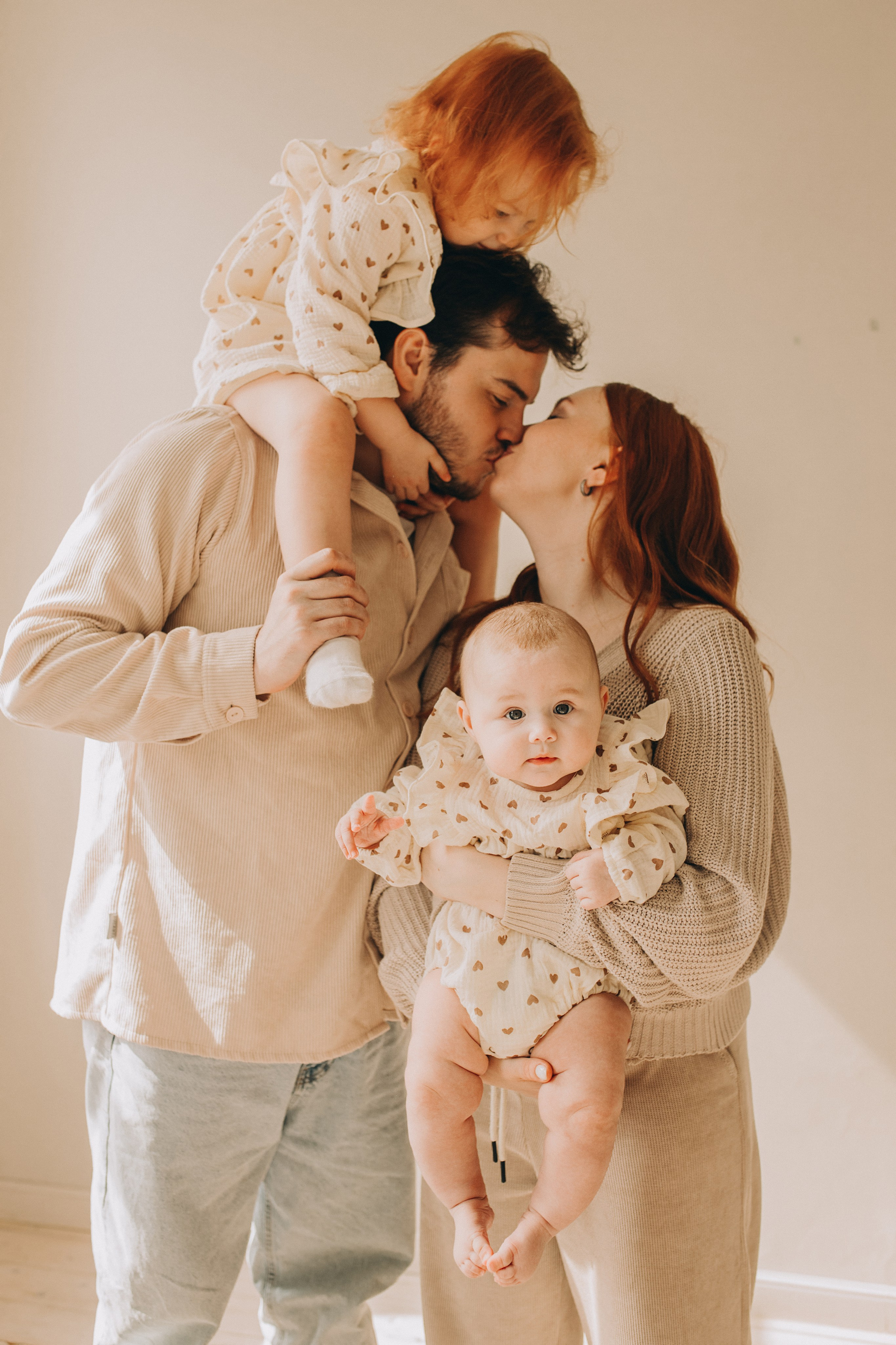 семейный портрет с двумя малышками в студии Самара