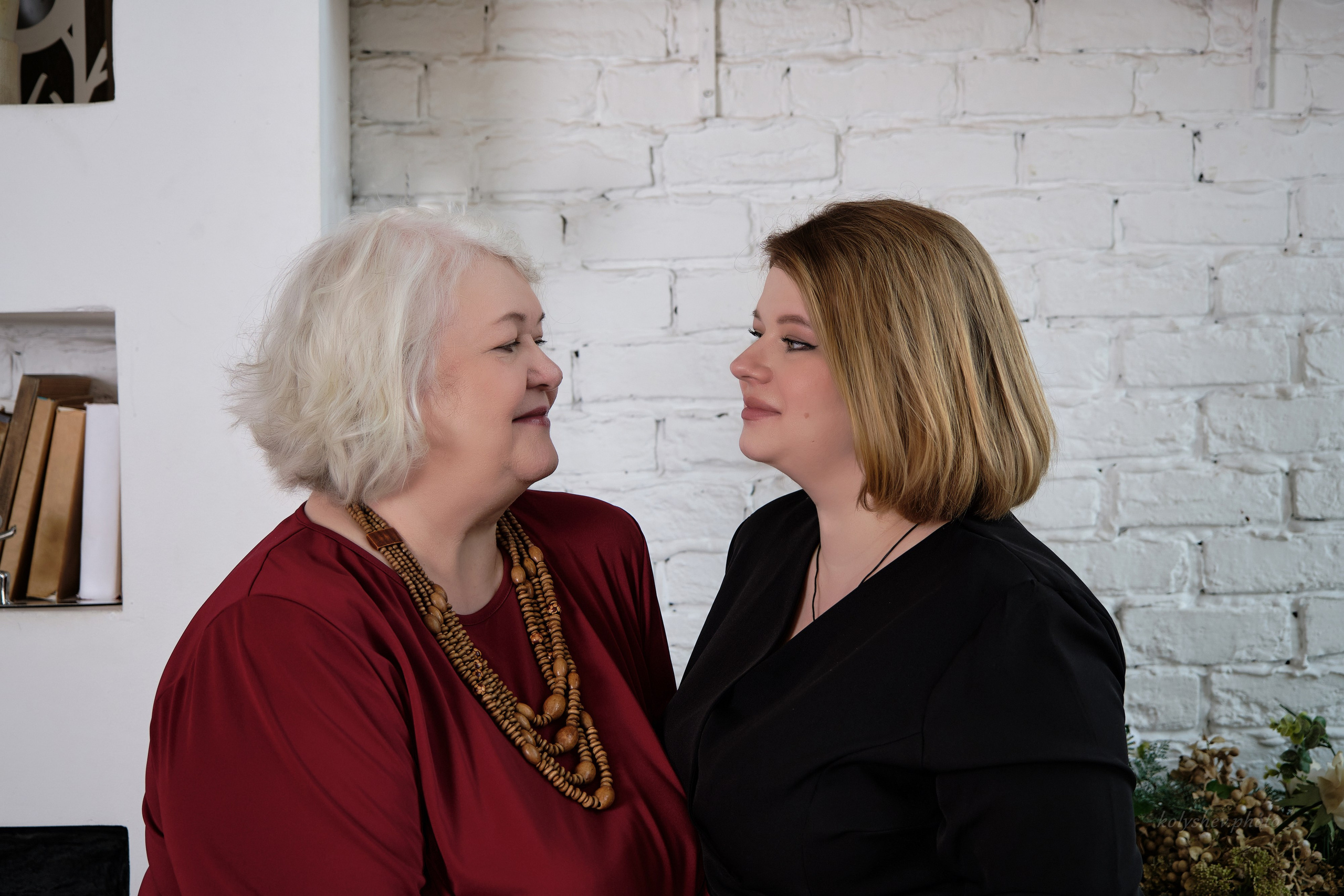 Семейная фотосессия мамы и дочки в студии Анна. Портретный фотограф на новый год в Москве Виктория Колышева