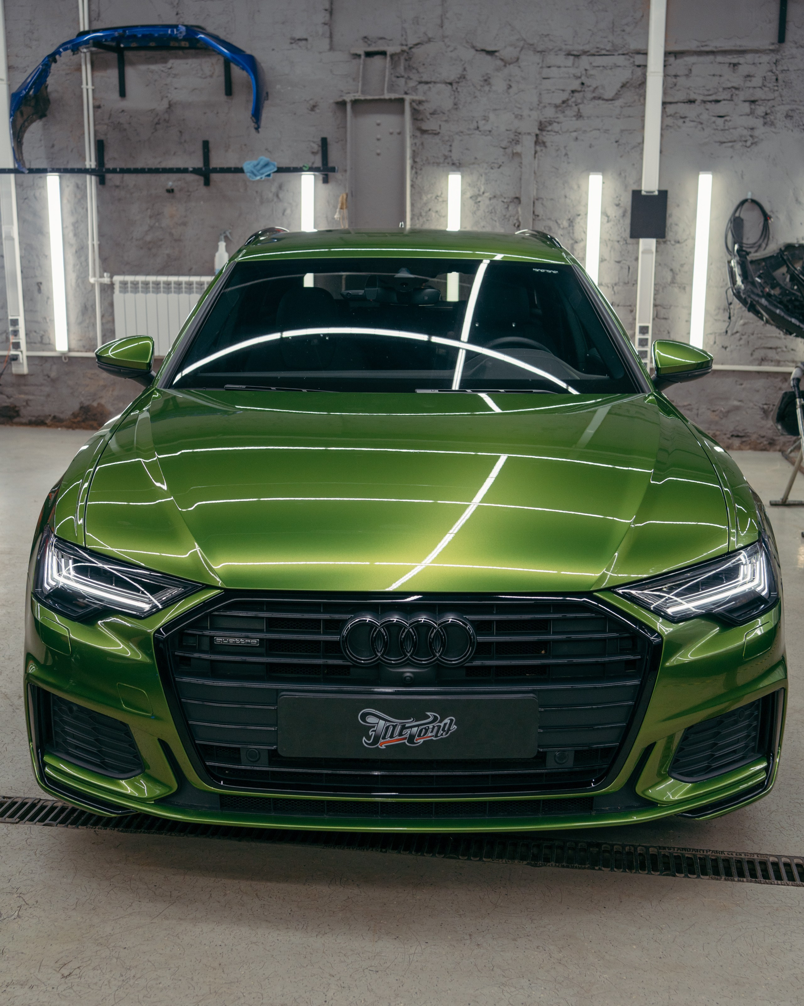 Audi A6 2 раза поменяла цвет, оклейка с проемами в зеленый и преклейка в серый. DeLorein