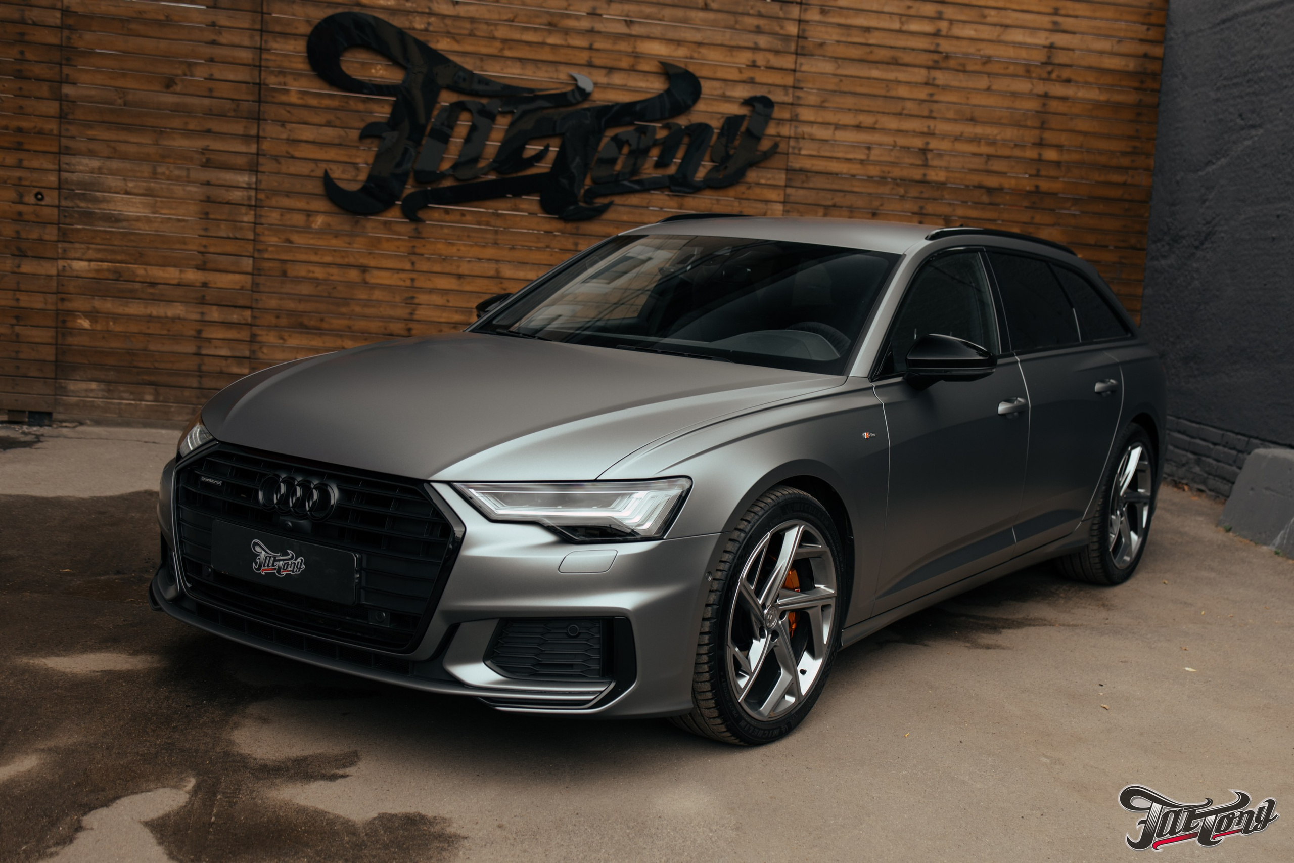 Audi A6 2 раза поменяла цвет, оклейка с проемами в зеленый и преклейка в серый. DeLorein