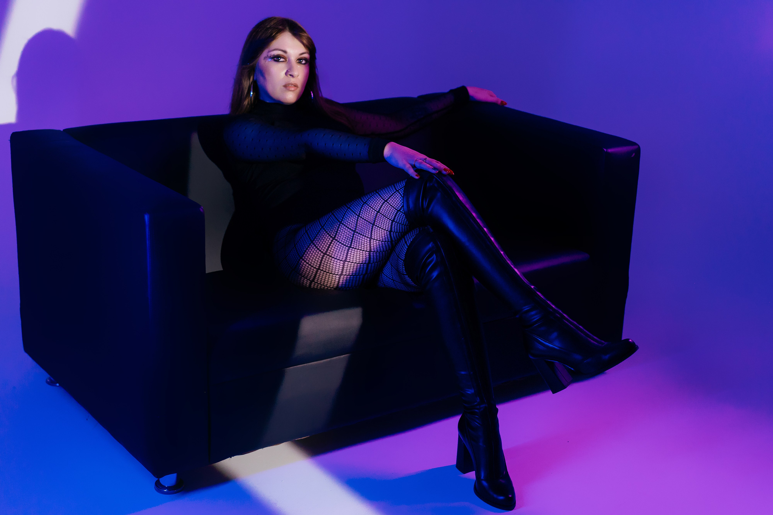 Фотосессия в неоновом свете в фотостудии. Фотограф и видеограф Смоленск | Студия Цезарь