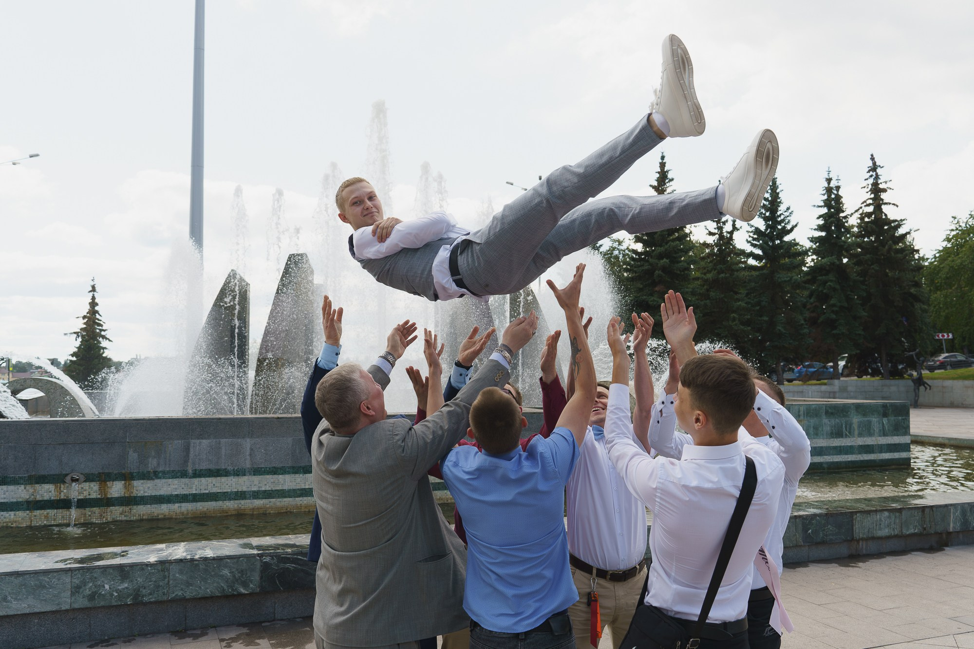 Друзья подкидывают в воздух жениха. Свадебный фотограф в Екатеринбурге Евгений Карась