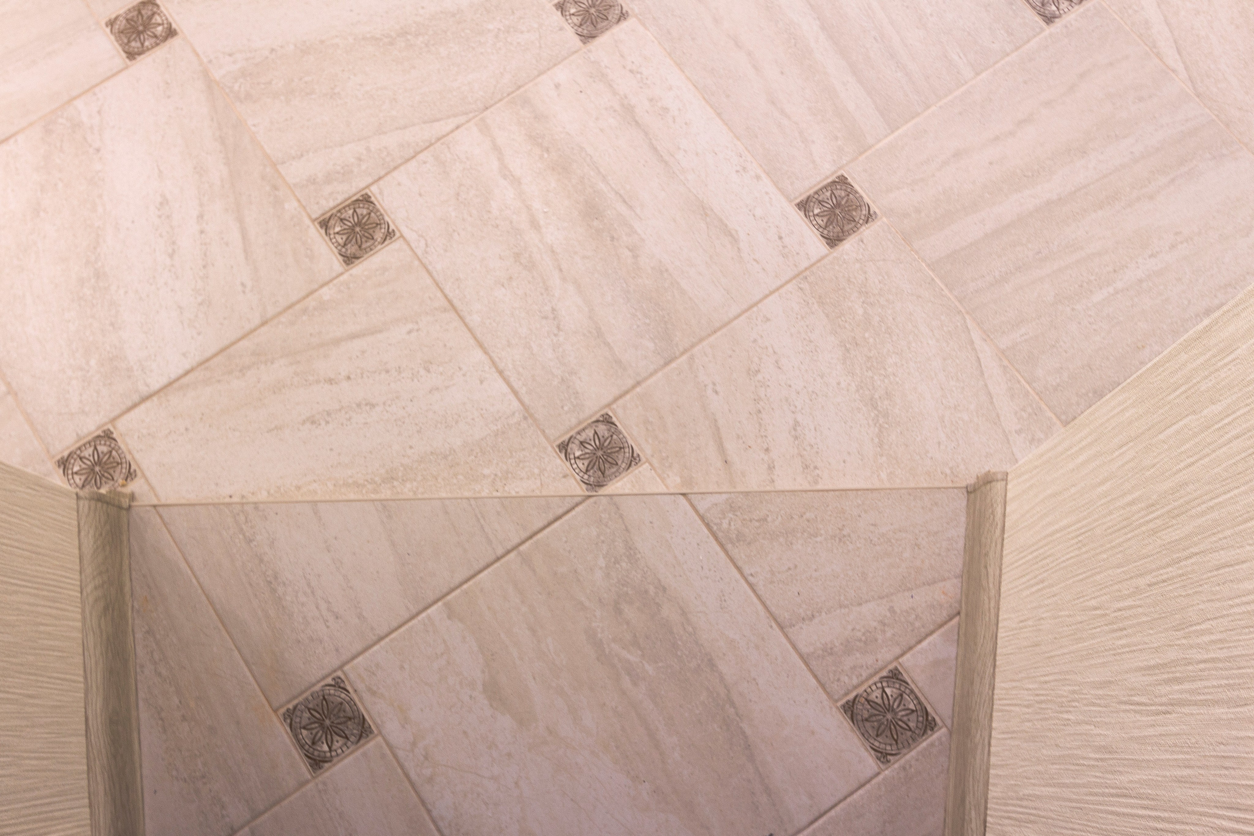 укладка плитки kerma marazzi со смещением в прихожей