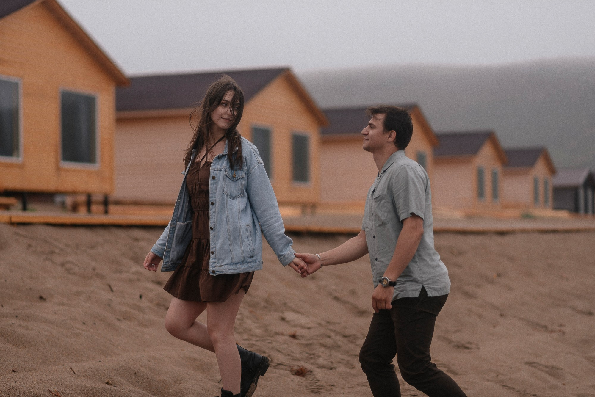 Даша и Дима. Прогулка по берегу Баренцева моря. Фотограф в Мурманске Екатерина Рудак