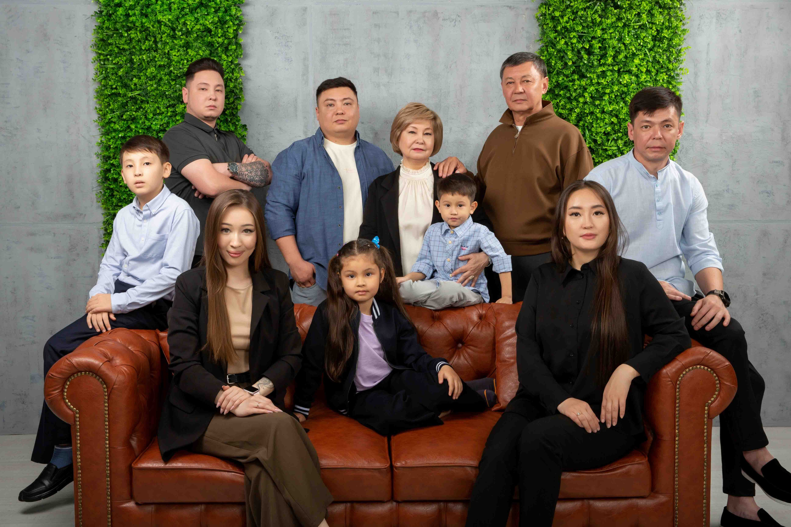 Фотосессия большой семьи в фотостудии. Совет с семьей. Фотостудия Алматы. Семейная и детская фотостудия Family studio.Фотограф Алматы