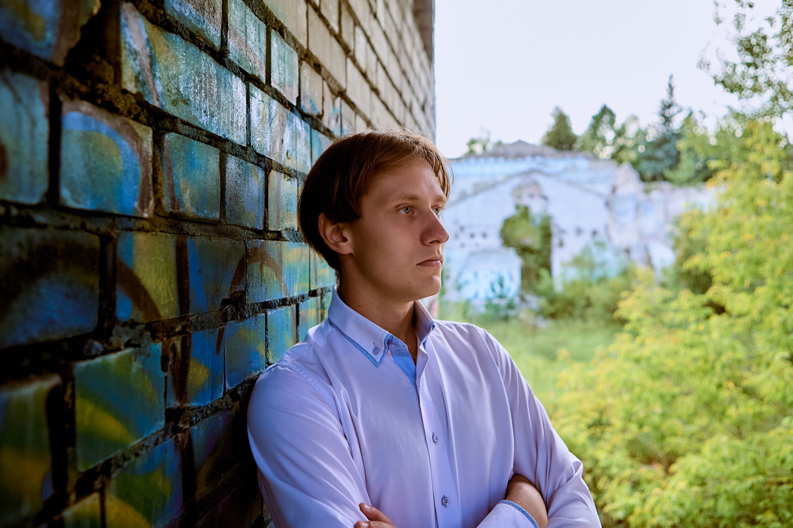 Мужской портрет в заброшенном здании